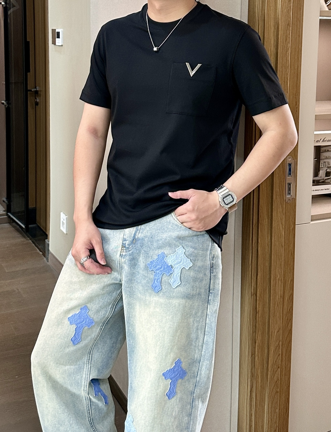 · 华伦天奴 2026春夏新款首发专柜最新款短袖圆领T恤 高端订制 设计前卫时尚！品牌logo重工艺设计