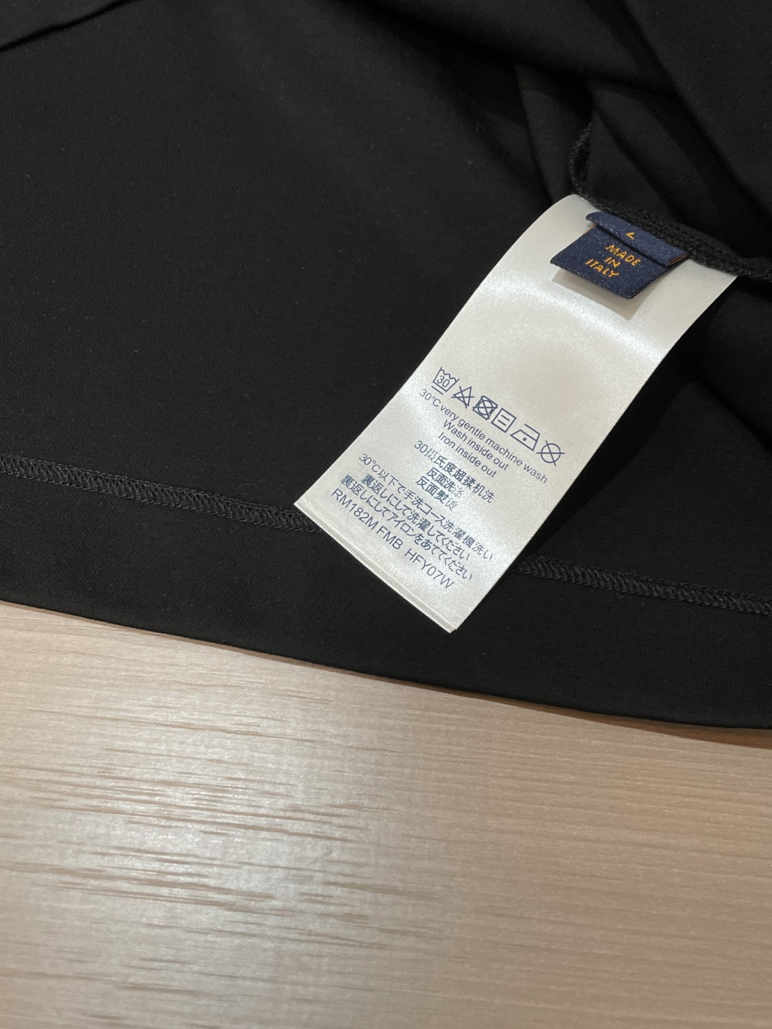 · 华伦天奴 2026春夏新款首发专柜最新款短袖圆领T恤 高端订制 设计前卫时尚！品牌logo重工艺设计