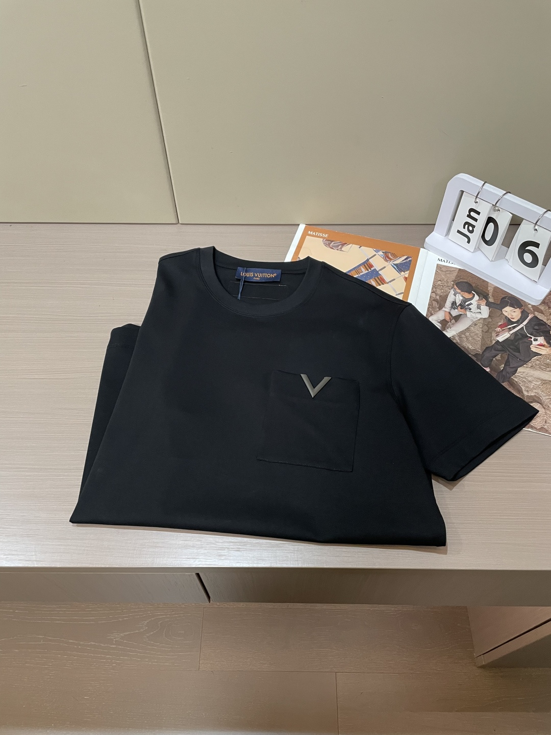 · 华伦天奴 2026春夏新款首发专柜最新款短袖圆领T恤 高端订制 设计前卫时尚！品牌logo重工艺设计