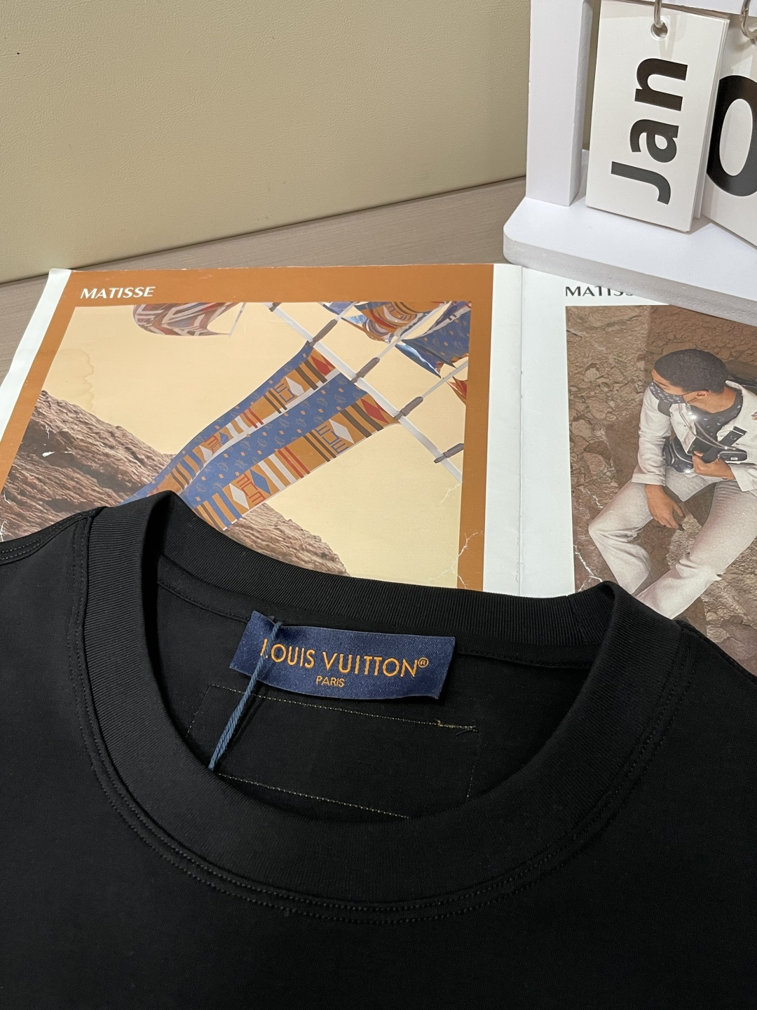 · 华伦天奴 2026春夏新款首发专柜最新款短袖圆领T恤 高端订制 设计前卫时尚！品牌logo重工艺设计