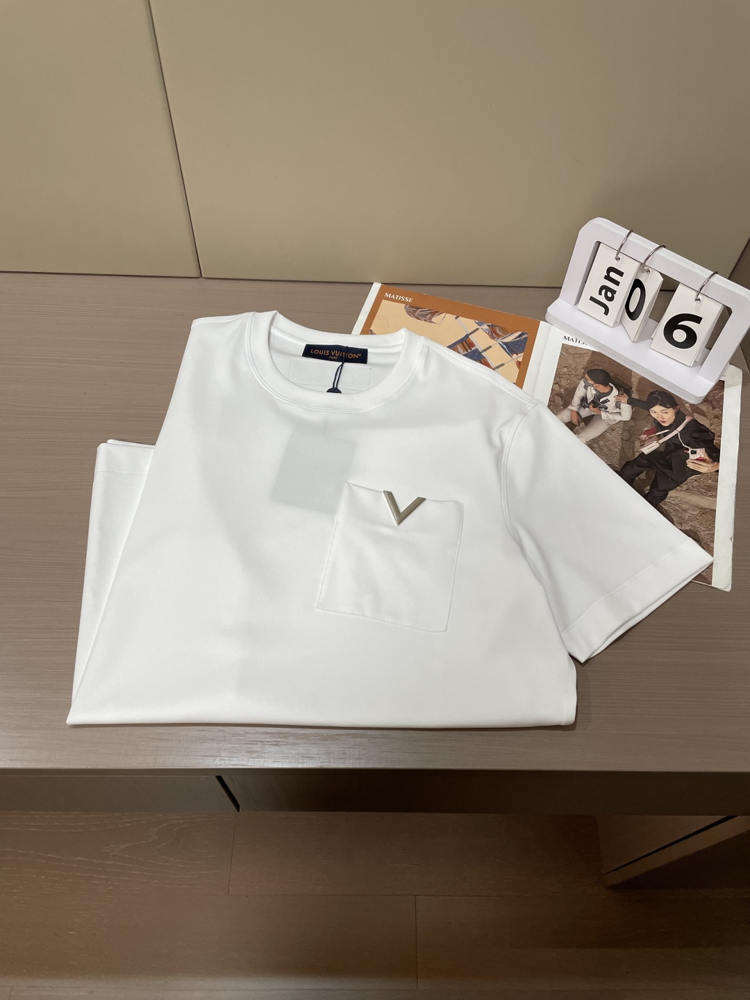 · 华伦天奴 2026春夏新款首发专柜最新款短袖圆领T恤 高端订制 设计前卫时尚！品牌logo重工艺设计