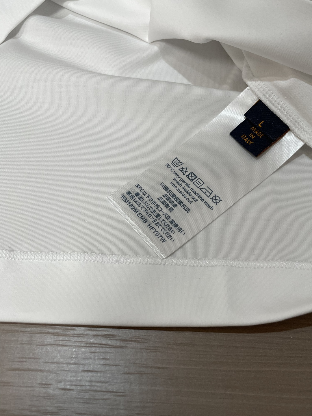 · 华伦天奴 2026春夏新款首发专柜最新款短袖圆领T恤 高端订制 设计前卫时尚！品牌logo重工艺设计