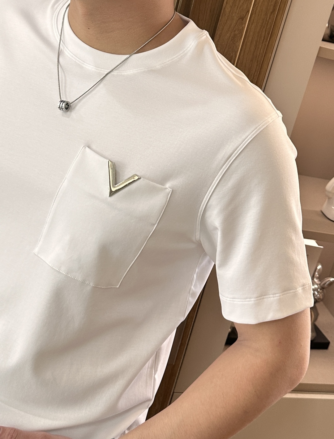 · 华伦天奴 2026春夏新款首发专柜最新款短袖圆领T恤 高端订制 设计前卫时尚！品牌logo重工艺设计