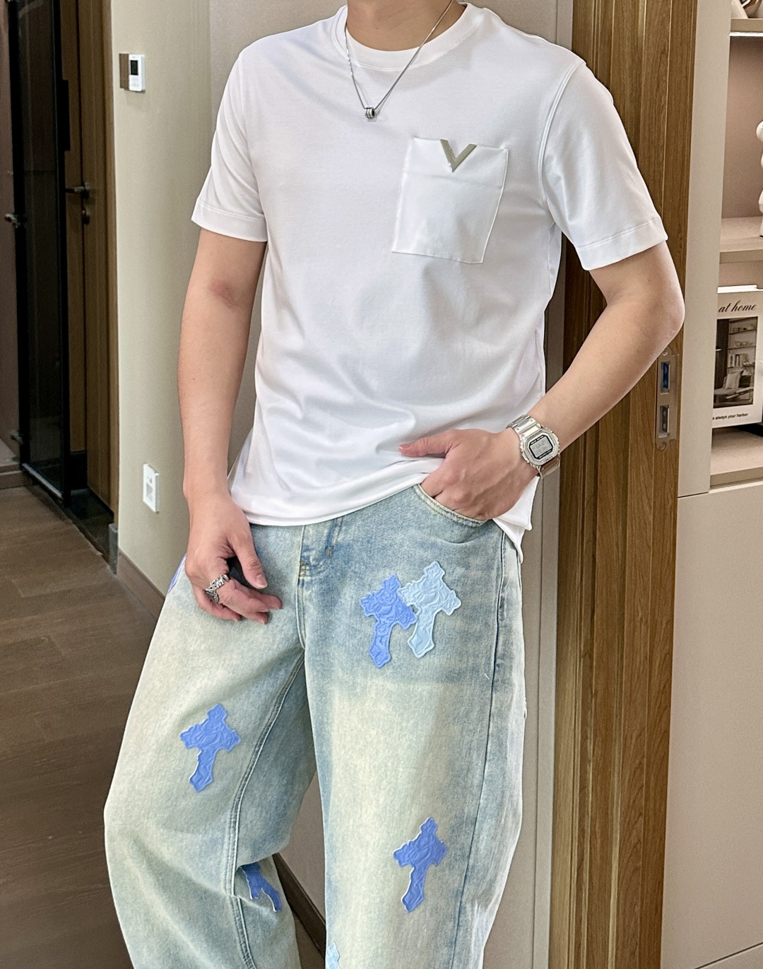 · 华伦天奴 2026春夏新款首发专柜最新款短袖圆领T恤 高端订制 设计前卫时尚！品牌logo重工艺设计