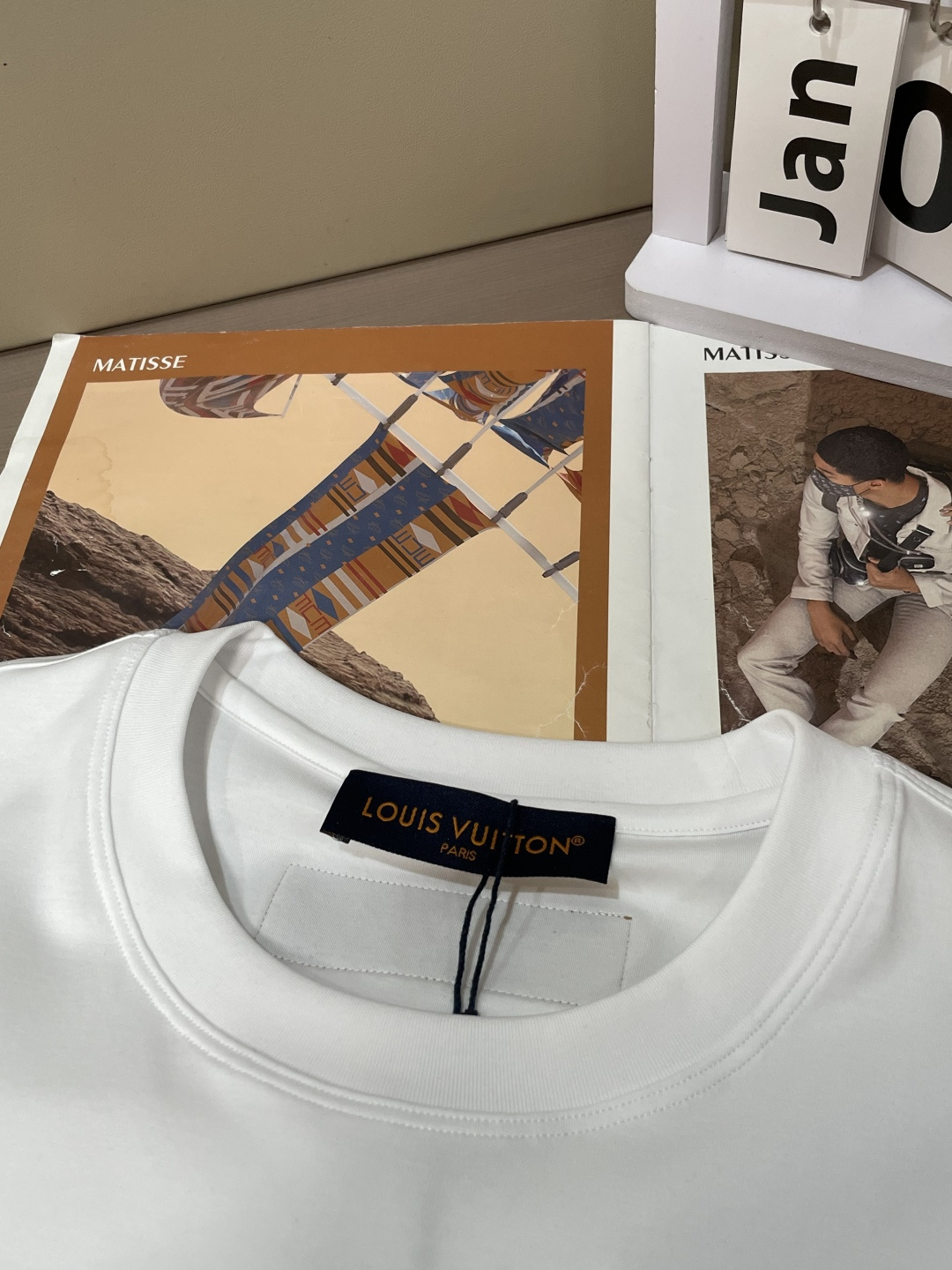 · 华伦天奴 2026春夏新款首发专柜最新款短袖圆领T恤 高端订制 设计前卫时尚！品牌logo重工艺设计