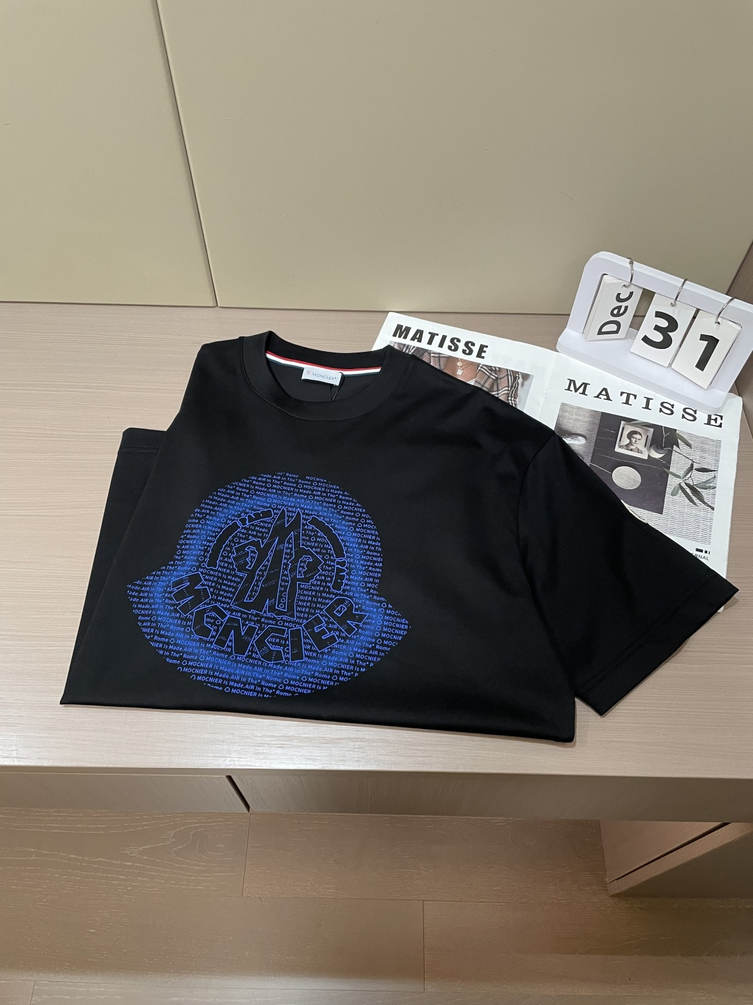 · 蒙口 2026春夏新款首发专柜最新款短袖圆领T恤 高端订制 设计前卫时尚！品牌logo重工艺设计 高