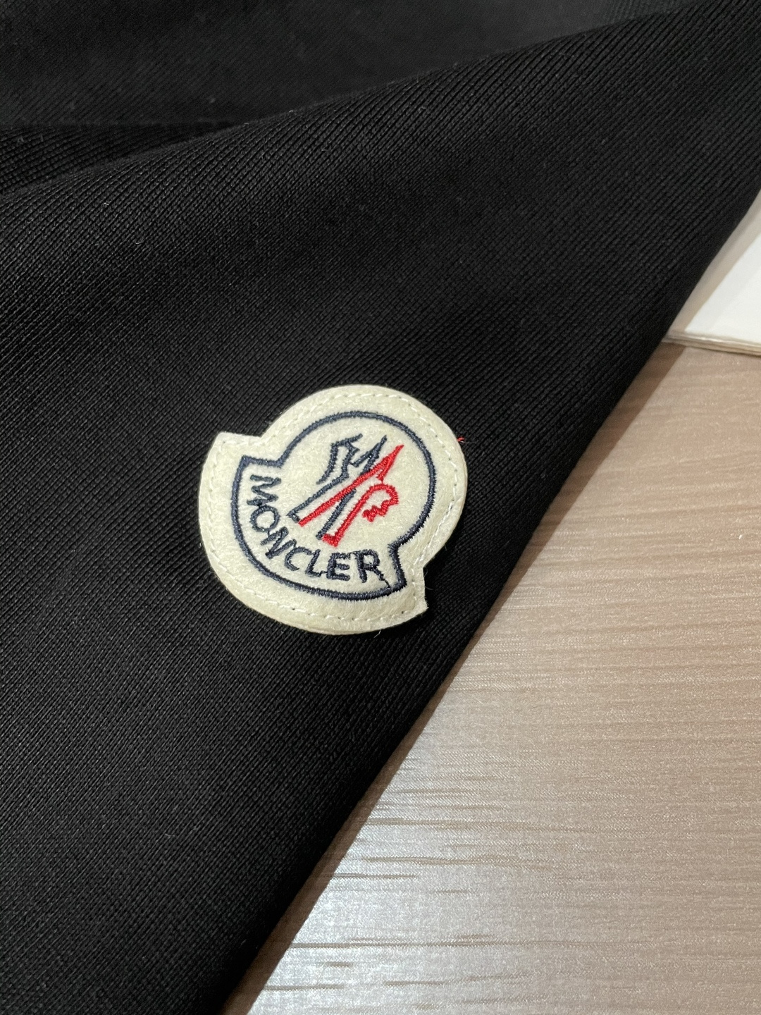 · 蒙口 2026春夏新款首发专柜最新款短袖圆领T恤 高端订制 设计前卫时尚！品牌logo重工艺设计 高