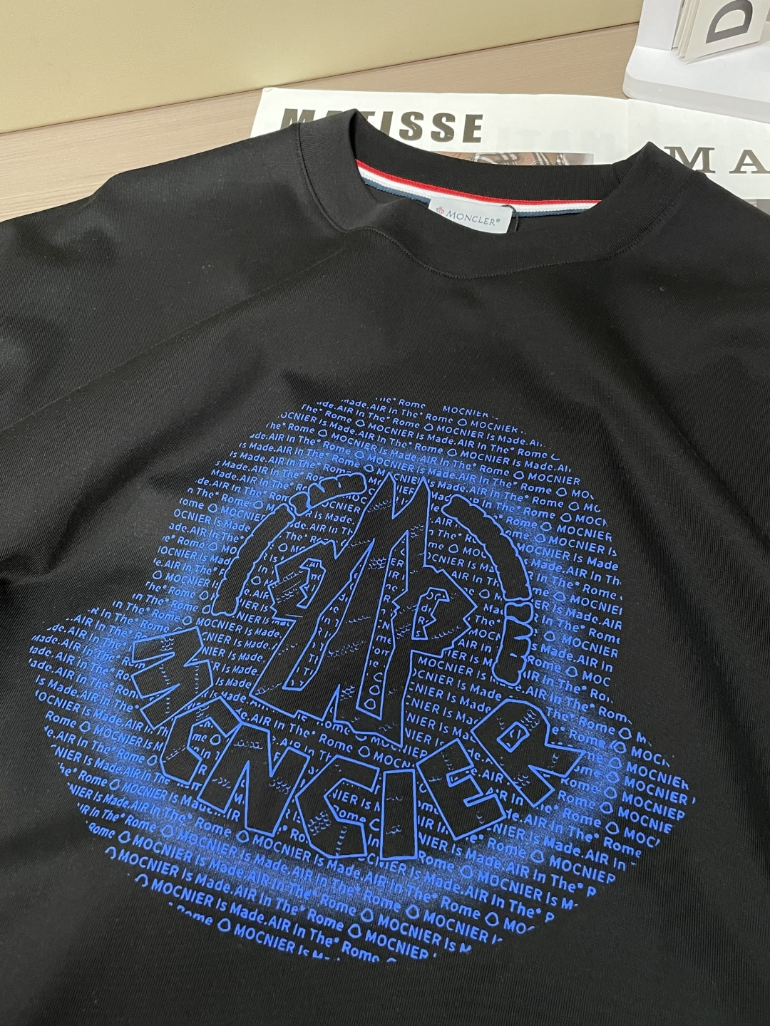 · 蒙口 2026春夏新款首发专柜最新款短袖圆领T恤 高端订制 设计前卫时尚！品牌logo重工艺设计 高