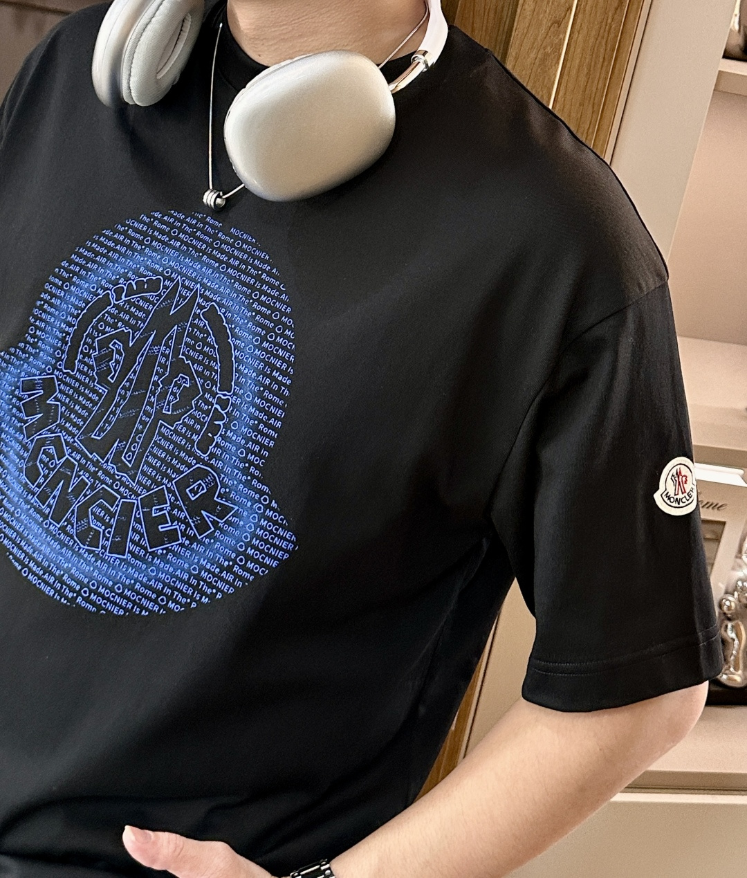 · 蒙口 2026春夏新款首发专柜最新款短袖圆领T恤 高端订制 设计前卫时尚！品牌logo重工艺设计 高