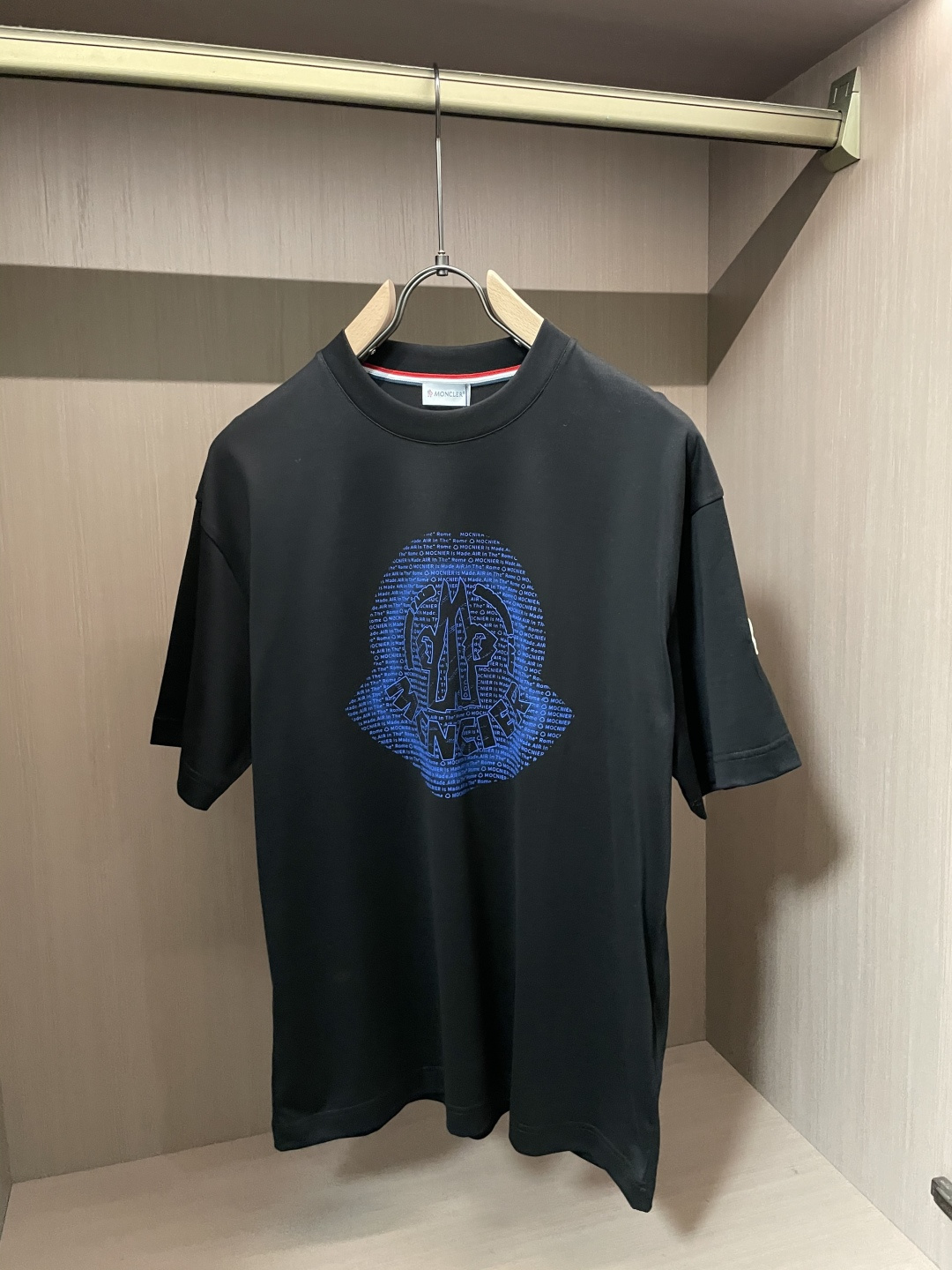 · 蒙口 2026春夏新款首发专柜最新款短袖圆领T恤 高端订制 设计前卫时尚！品牌logo重工艺设计 高