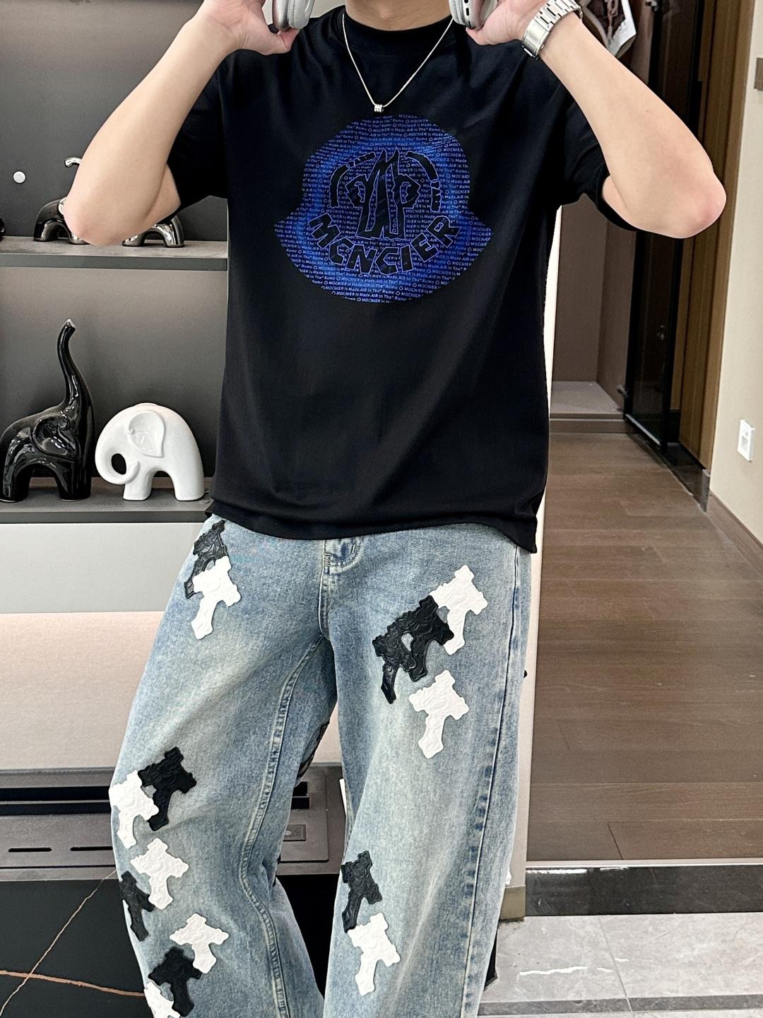 · 蒙口 2026春夏新款首发专柜最新款短袖圆领T恤 高端订制 设计前卫时尚！品牌logo重工艺设计 高