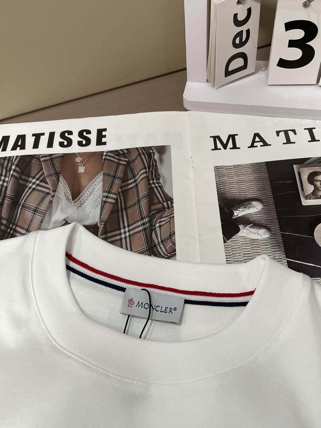 · 蒙口 2026春夏新款首发专柜最新款短袖圆领T恤 高端订制 设计前卫时尚！品牌logo重工艺设计 高