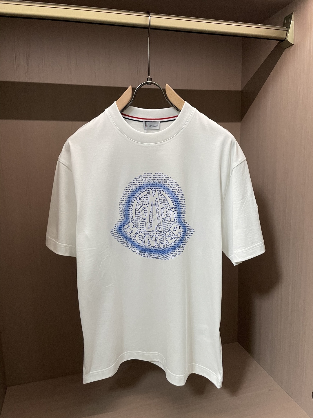 · 蒙口 2026春夏新款首发专柜最新款短袖圆领T恤 高端订制 设计前卫时尚！品牌logo重工艺设计 高