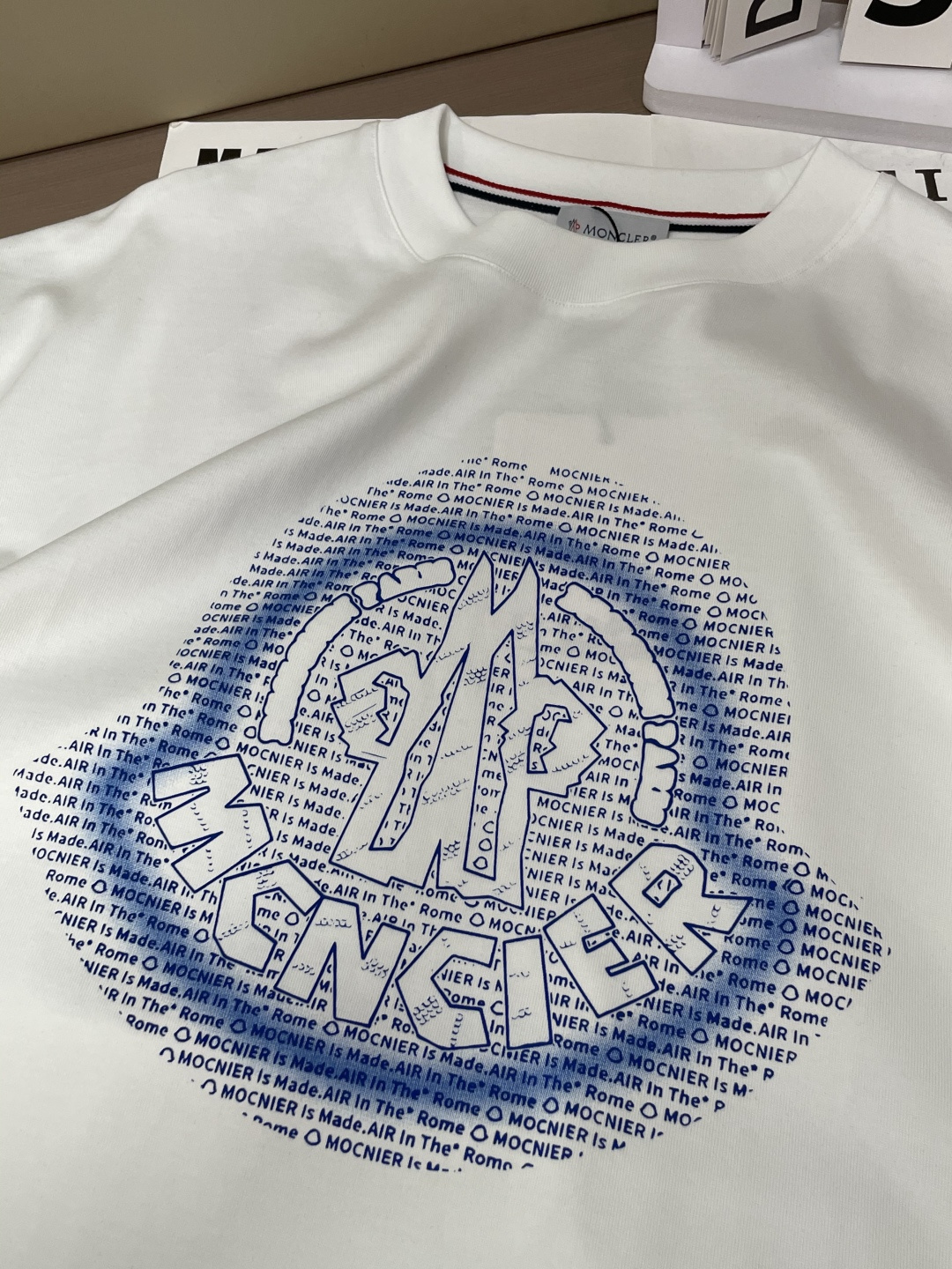 · 蒙口 2026春夏新款首发专柜最新款短袖圆领T恤 高端订制 设计前卫时尚！品牌logo重工艺设计 高