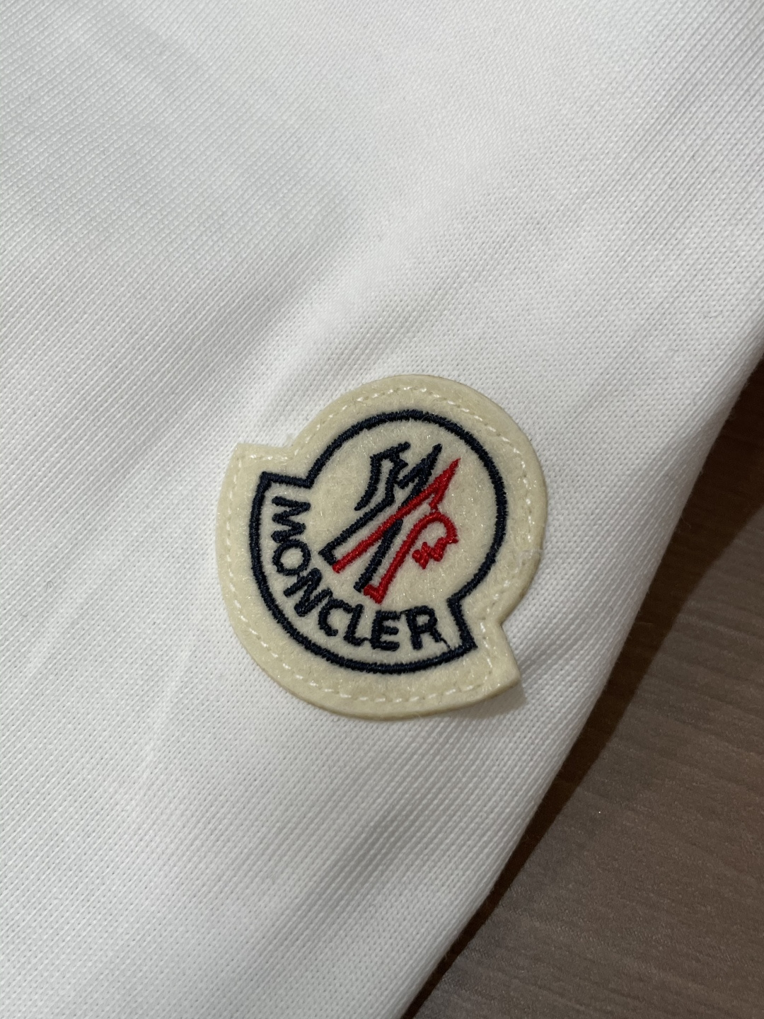 · 蒙口 2026春夏新款首发专柜最新款短袖圆领T恤 高端订制 设计前卫时尚！品牌logo重工艺设计 高