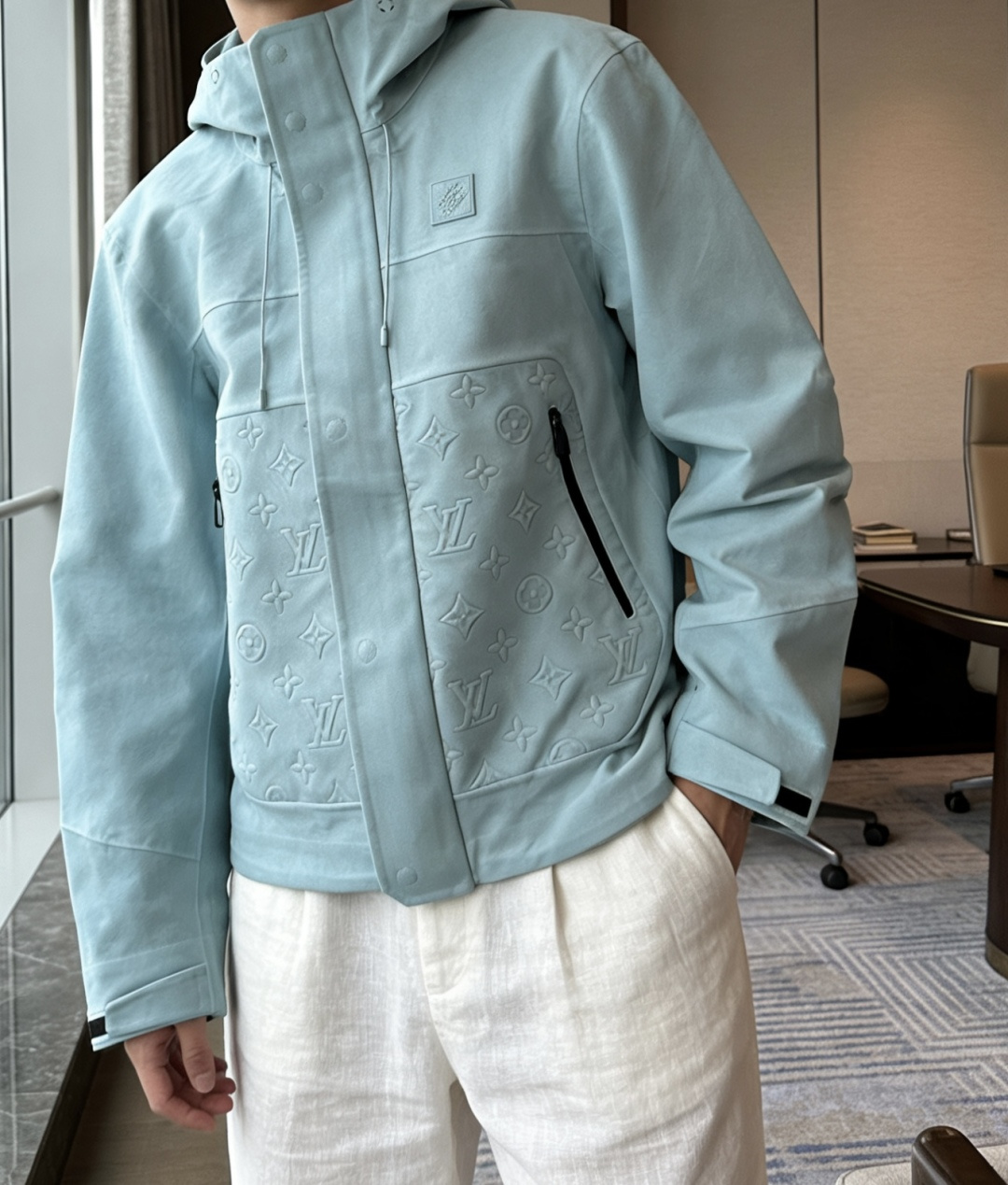 Lv男士连帽户外夹克款式特点：• 低饱和浅薄荷色调，温柔显白，自带清冷高级感• 经典Monogram压纹