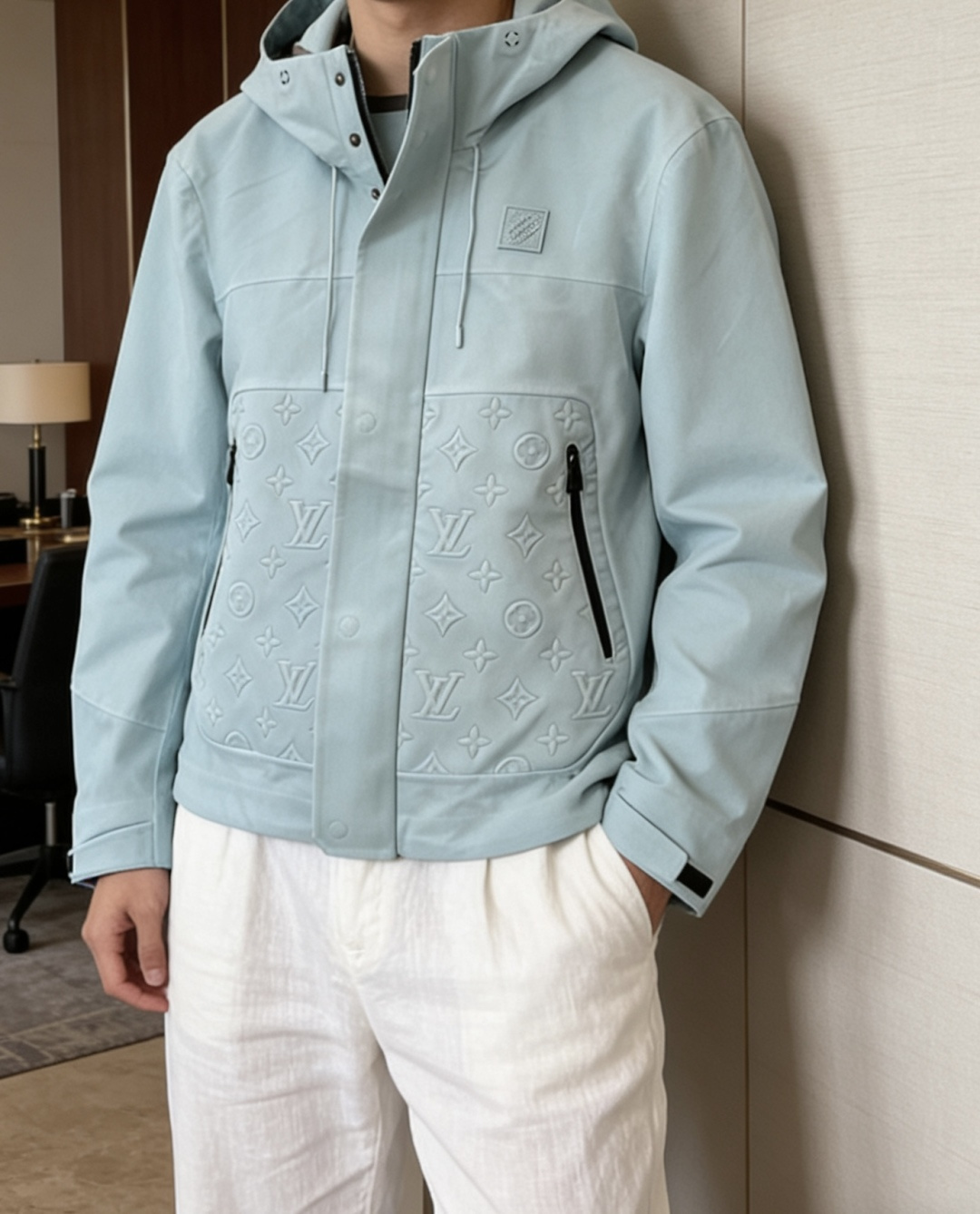 Lv男士连帽户外夹克款式特点：• 低饱和浅薄荷色调，温柔显白，自带清冷高级感• 经典Monogram压纹