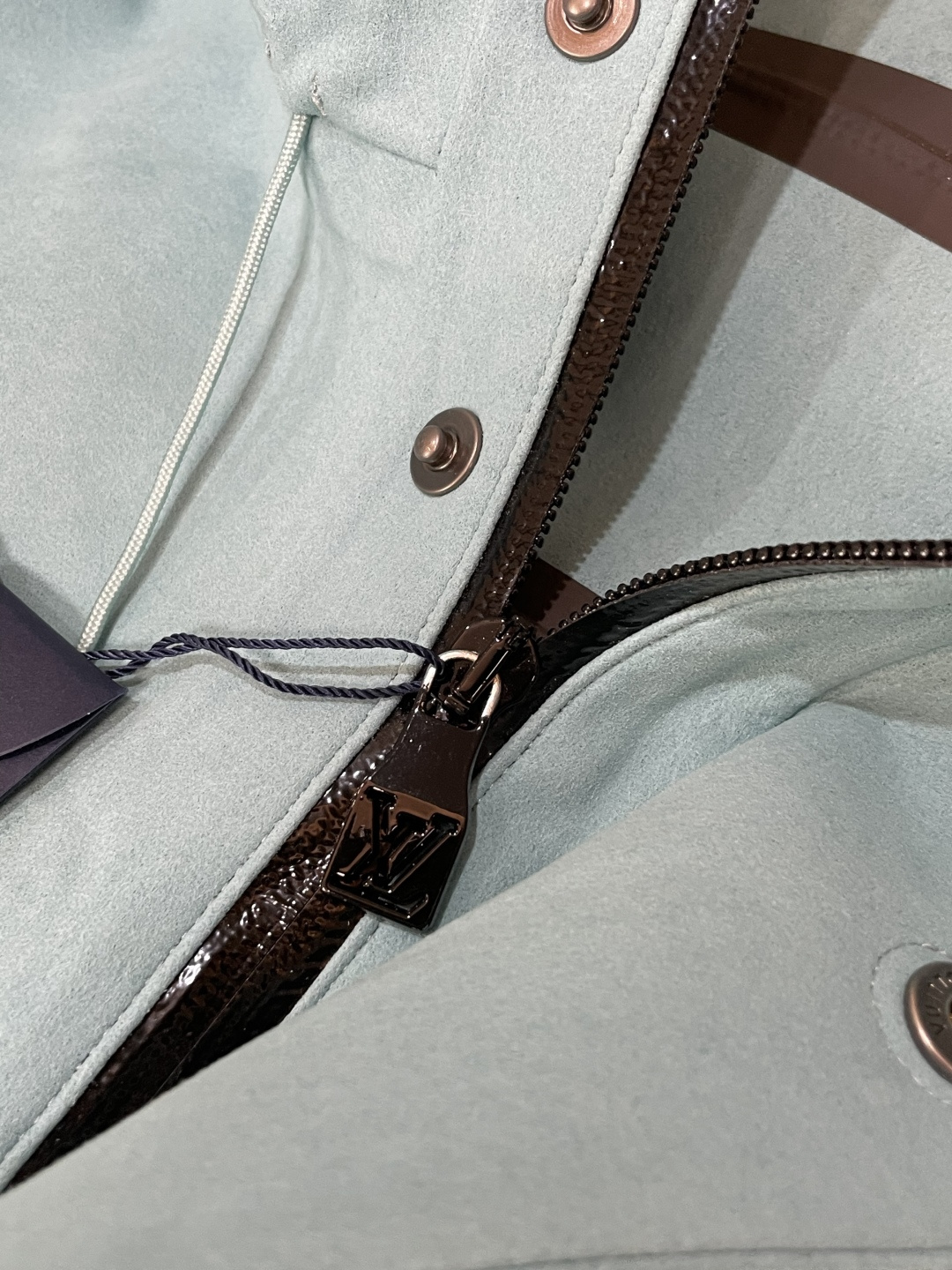 Lv男士连帽户外夹克款式特点：• 低饱和浅薄荷色调，温柔显白，自带清冷高级感• 经典Monogram压纹