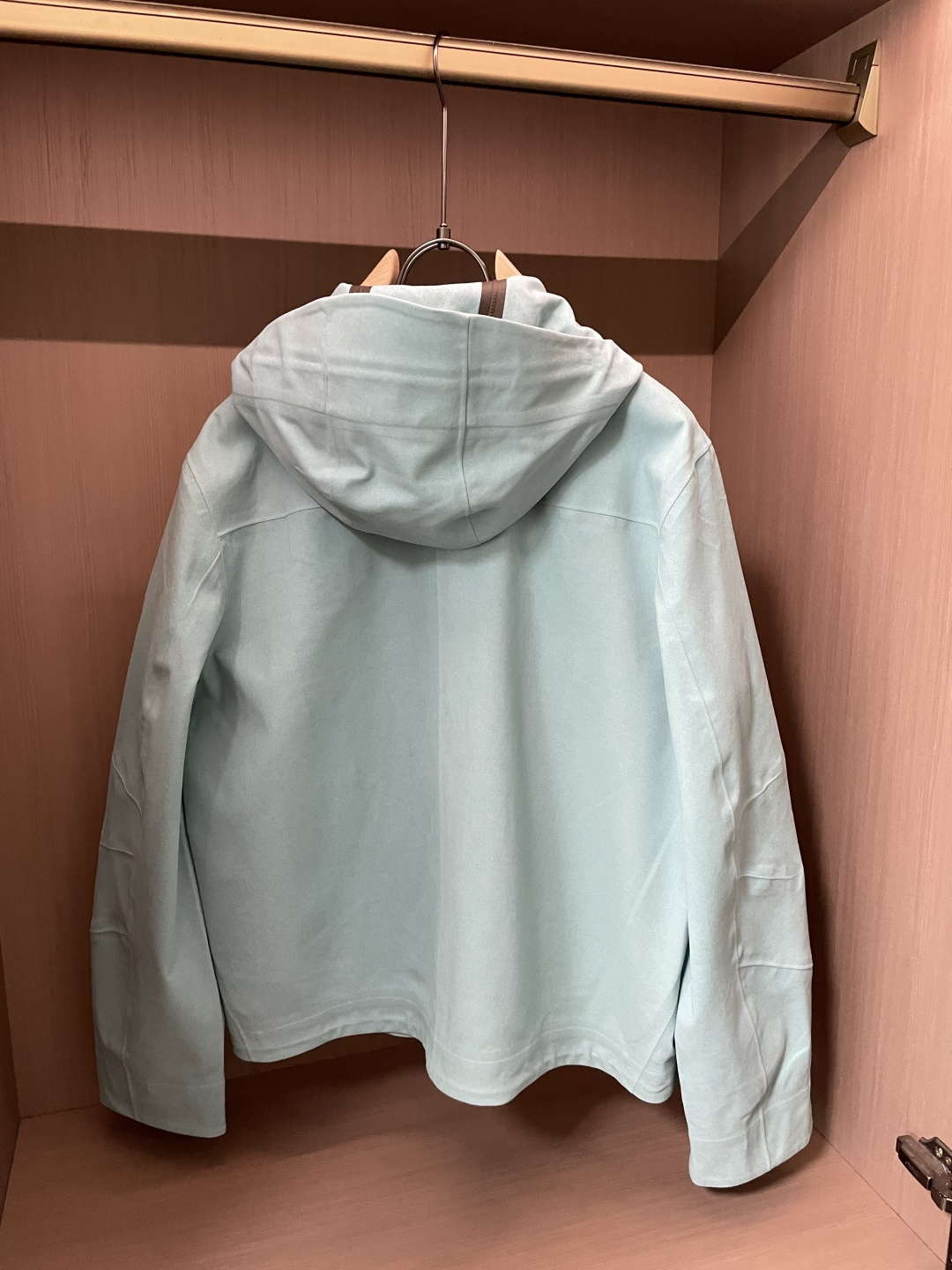 Lv男士连帽户外夹克款式特点：• 低饱和浅薄荷色调，温柔显白，自带清冷高级感• 经典Monogram压纹