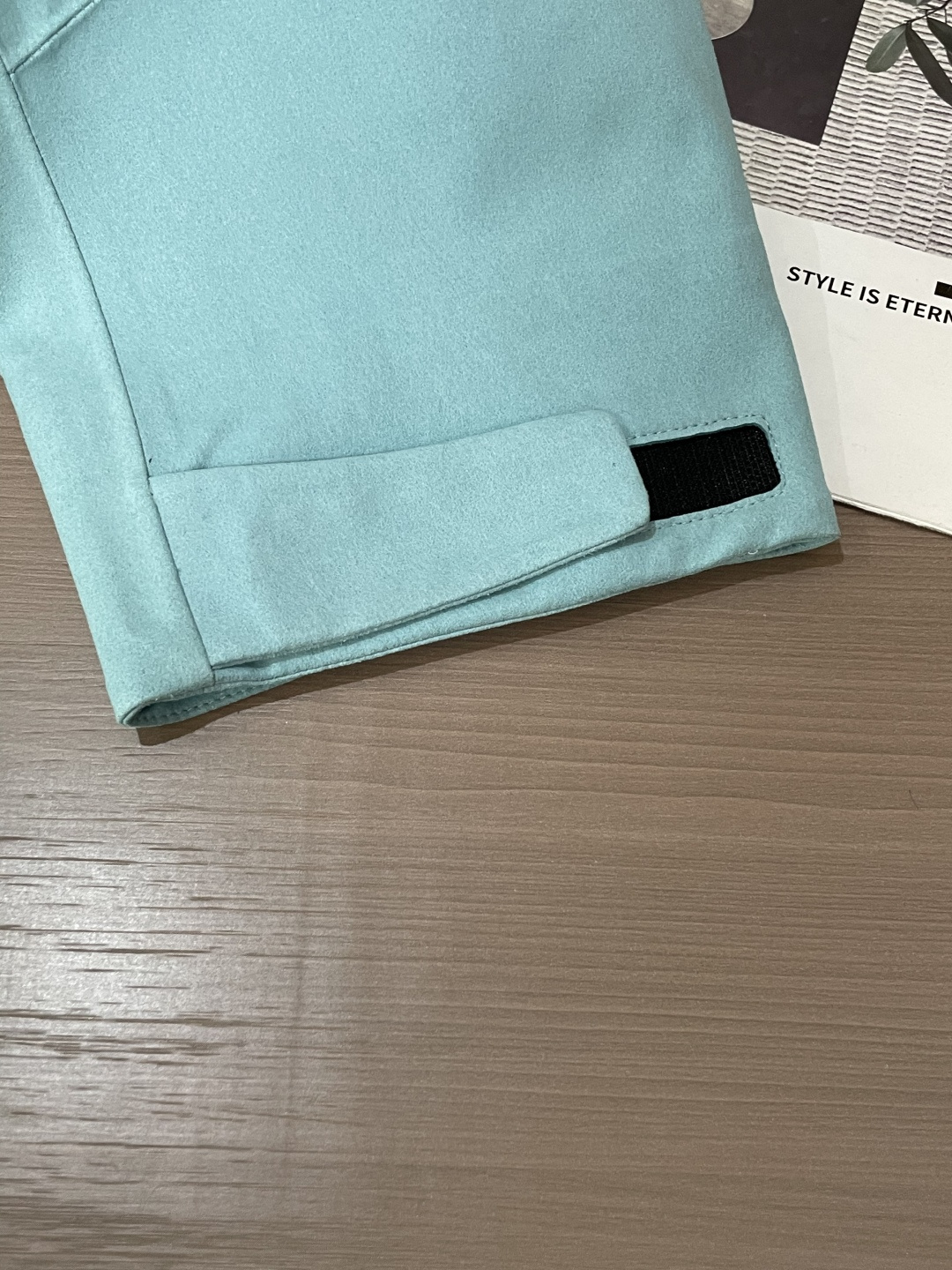 Lv男士连帽户外夹克款式特点：• 低饱和浅薄荷色调，温柔显白，自带清冷高级感• 经典Monogram压纹