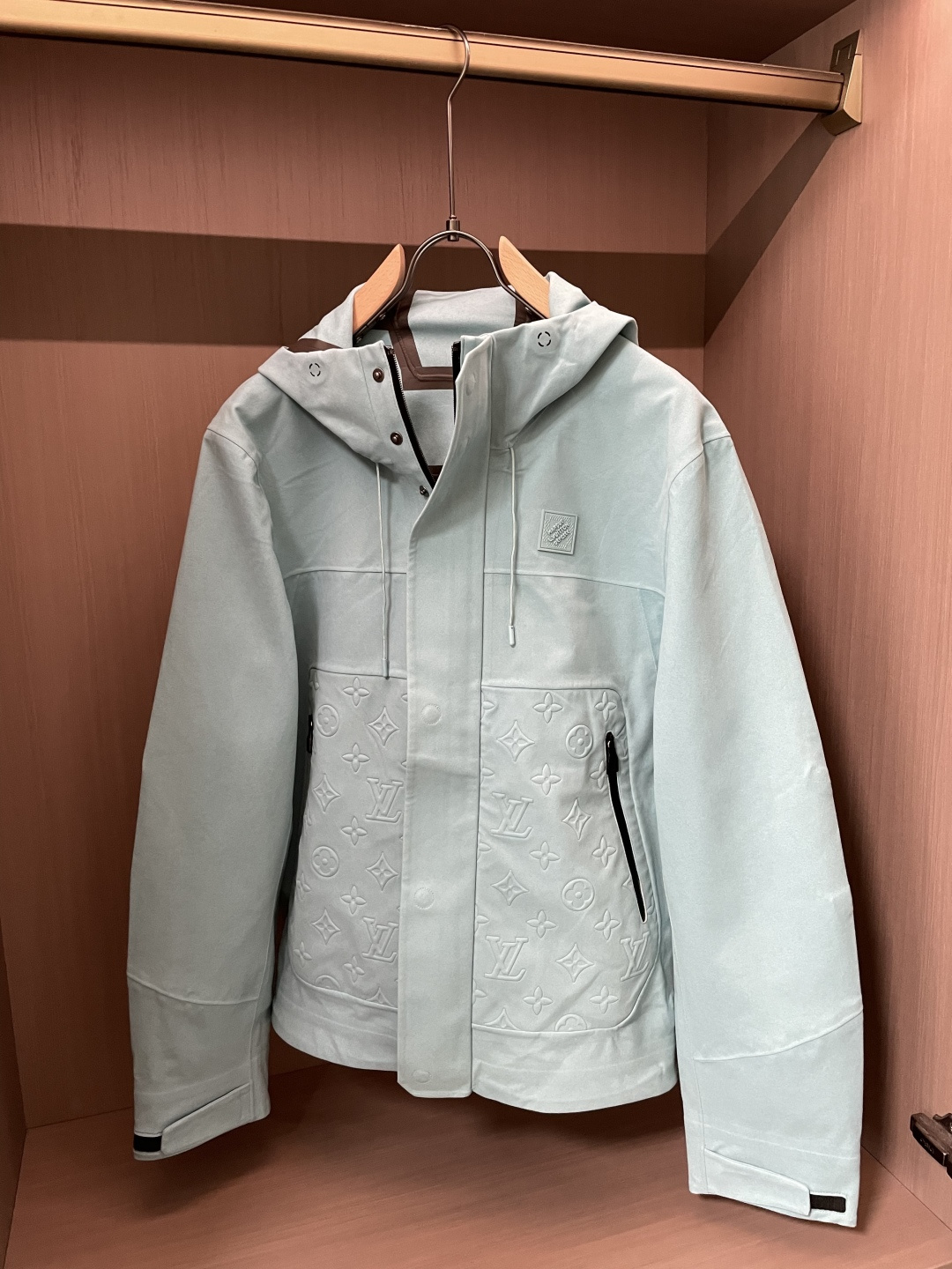 Lv男士连帽户外夹克款式特点：• 低饱和浅薄荷色调，温柔显白，自带清冷高级感• 经典Monogram压纹