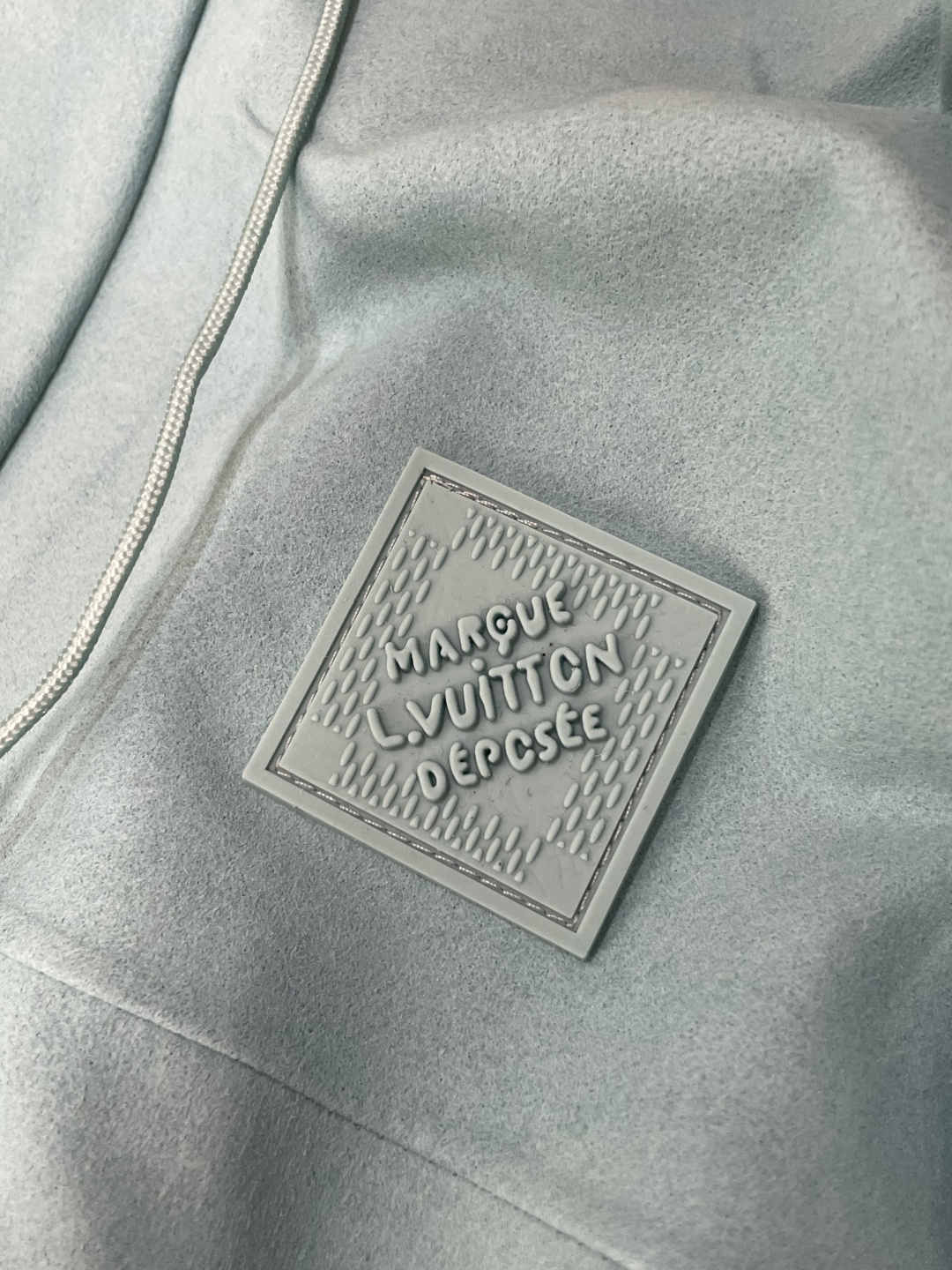 Lv男士连帽户外夹克款式特点：• 低饱和浅薄荷色调，温柔显白，自带清冷高级感• 经典Monogram压纹