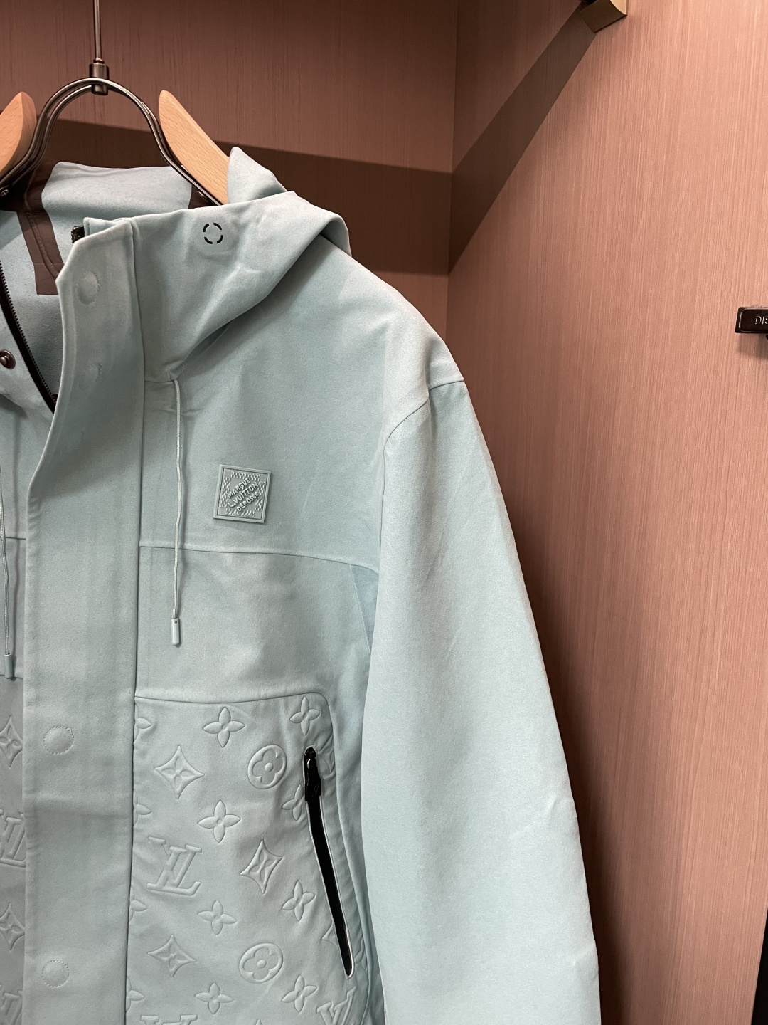 Lv男士连帽户外夹克款式特点：• 低饱和浅薄荷色调，温柔显白，自带清冷高级感• 经典Monogram压纹