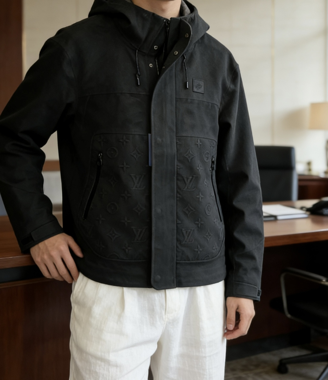 Lv深灰压纹连帽夹克男士机能风连帽夹克• 高级深灰色调，沉稳百搭，自带禁欲系高级感• 经典Monogra