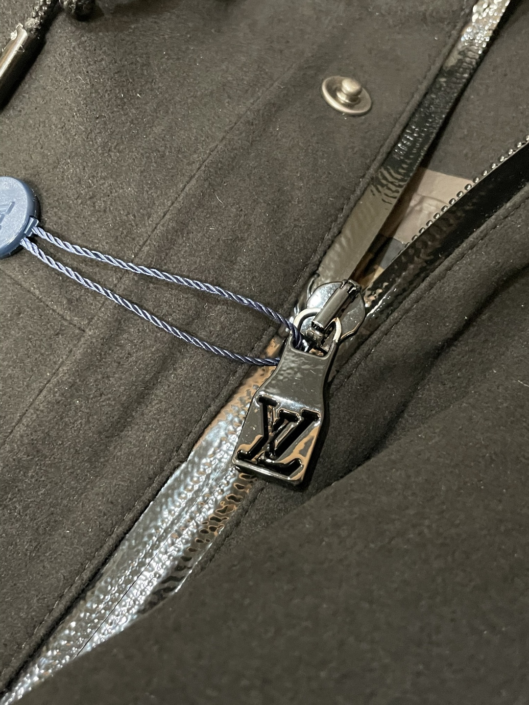 Lv深灰压纹连帽夹克男士机能风连帽夹克• 高级深灰色调，沉稳百搭，自带禁欲系高级感• 经典Monogra