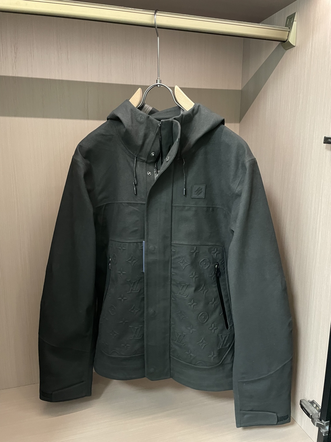 Lv深灰压纹连帽夹克男士机能风连帽夹克• 高级深灰色调，沉稳百搭，自带禁欲系高级感• 经典Monogra