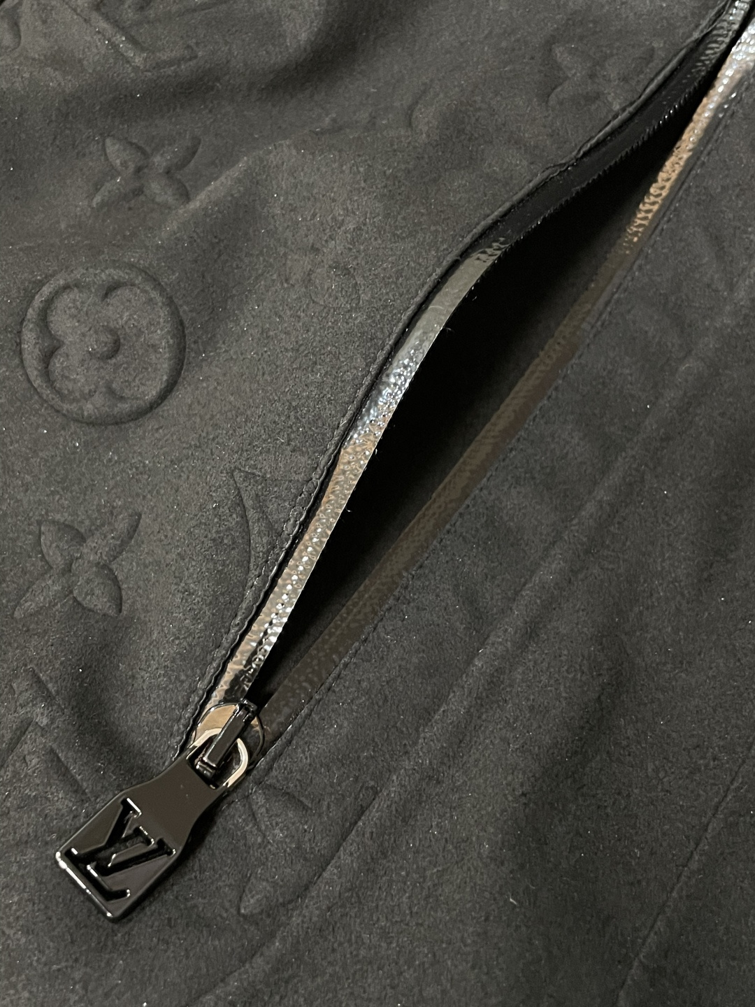 Lv深灰压纹连帽夹克男士机能风连帽夹克• 高级深灰色调，沉稳百搭，自带禁欲系高级感• 经典Monogra