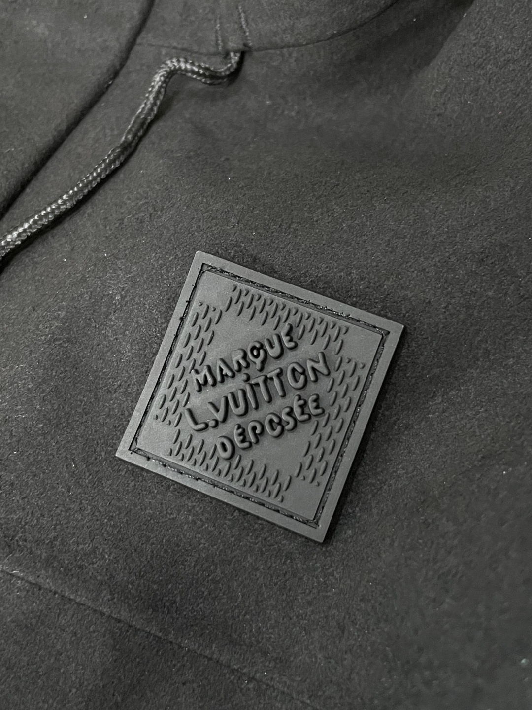 Lv深灰压纹连帽夹克男士机能风连帽夹克• 高级深灰色调，沉稳百搭，自带禁欲系高级感• 经典Monogra