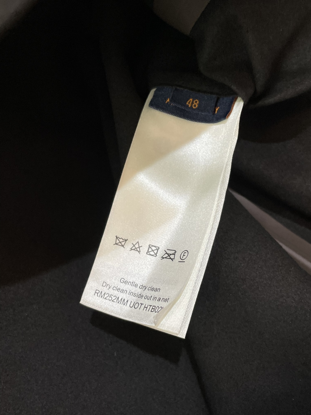 Lv深灰压纹连帽夹克男士机能风连帽夹克• 高级深灰色调，沉稳百搭，自带禁欲系高级感• 经典Monogra