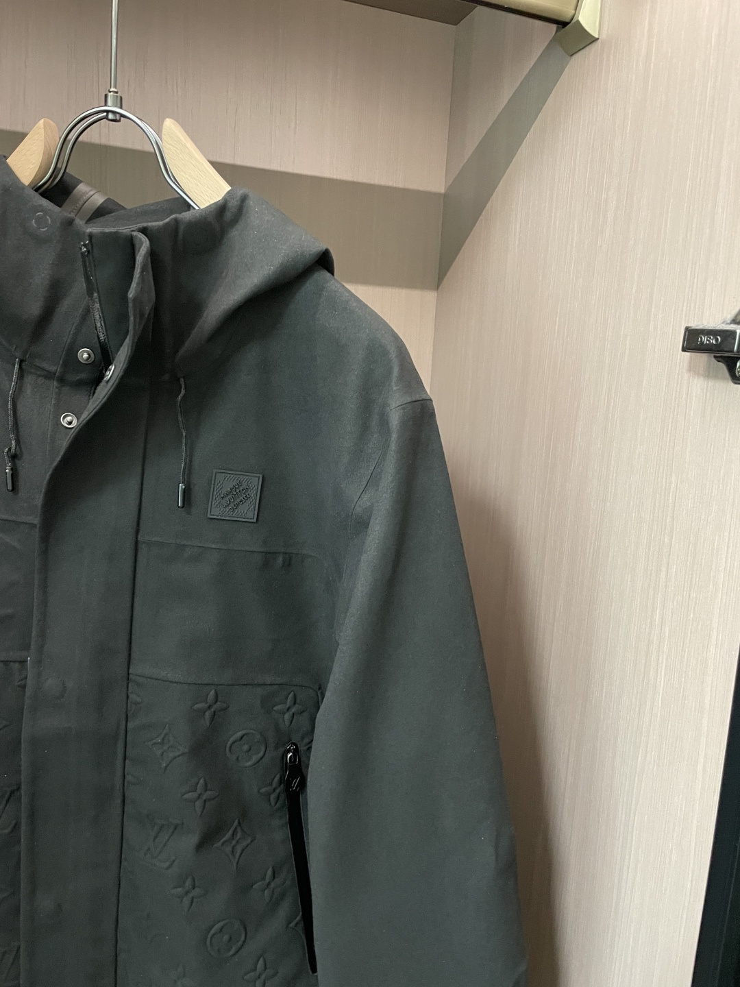 Lv深灰压纹连帽夹克男士机能风连帽夹克• 高级深灰色调，沉稳百搭，自带禁欲系高级感• 经典Monogra