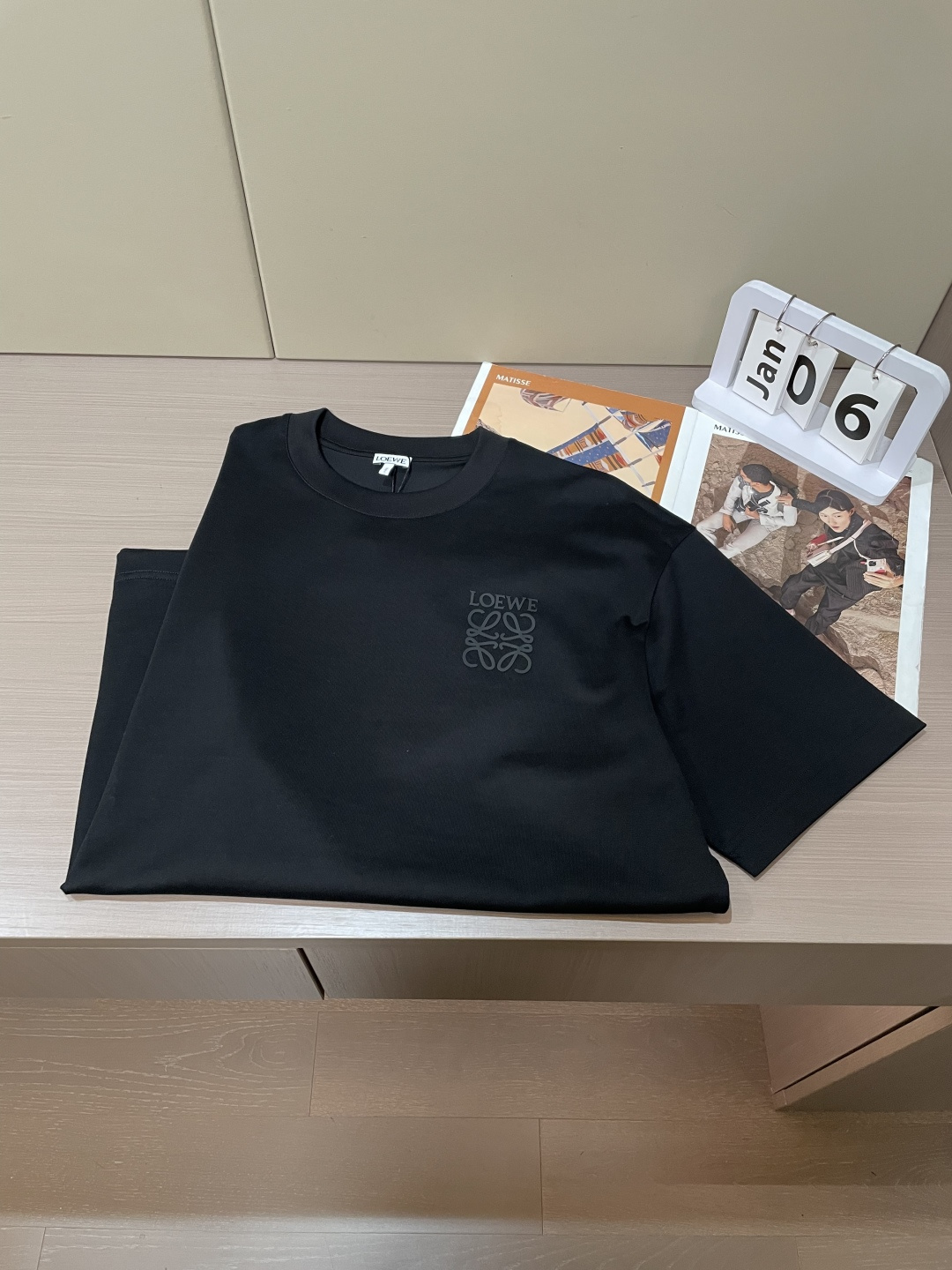 · Loewe 2026春夏新款首发专柜最新款短袖T恤 高端订制 设计前卫时尚！品牌logo重工艺设计 