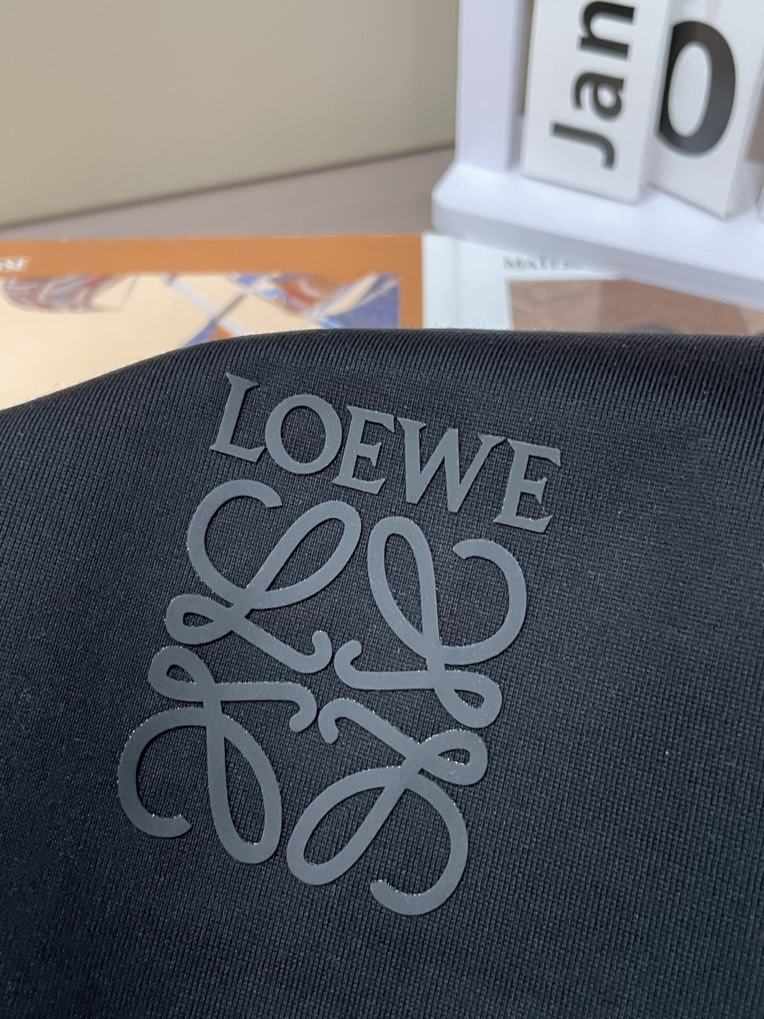 · Loewe 2026春夏新款首发专柜最新款短袖T恤 高端订制 设计前卫时尚！品牌logo重工艺设计 