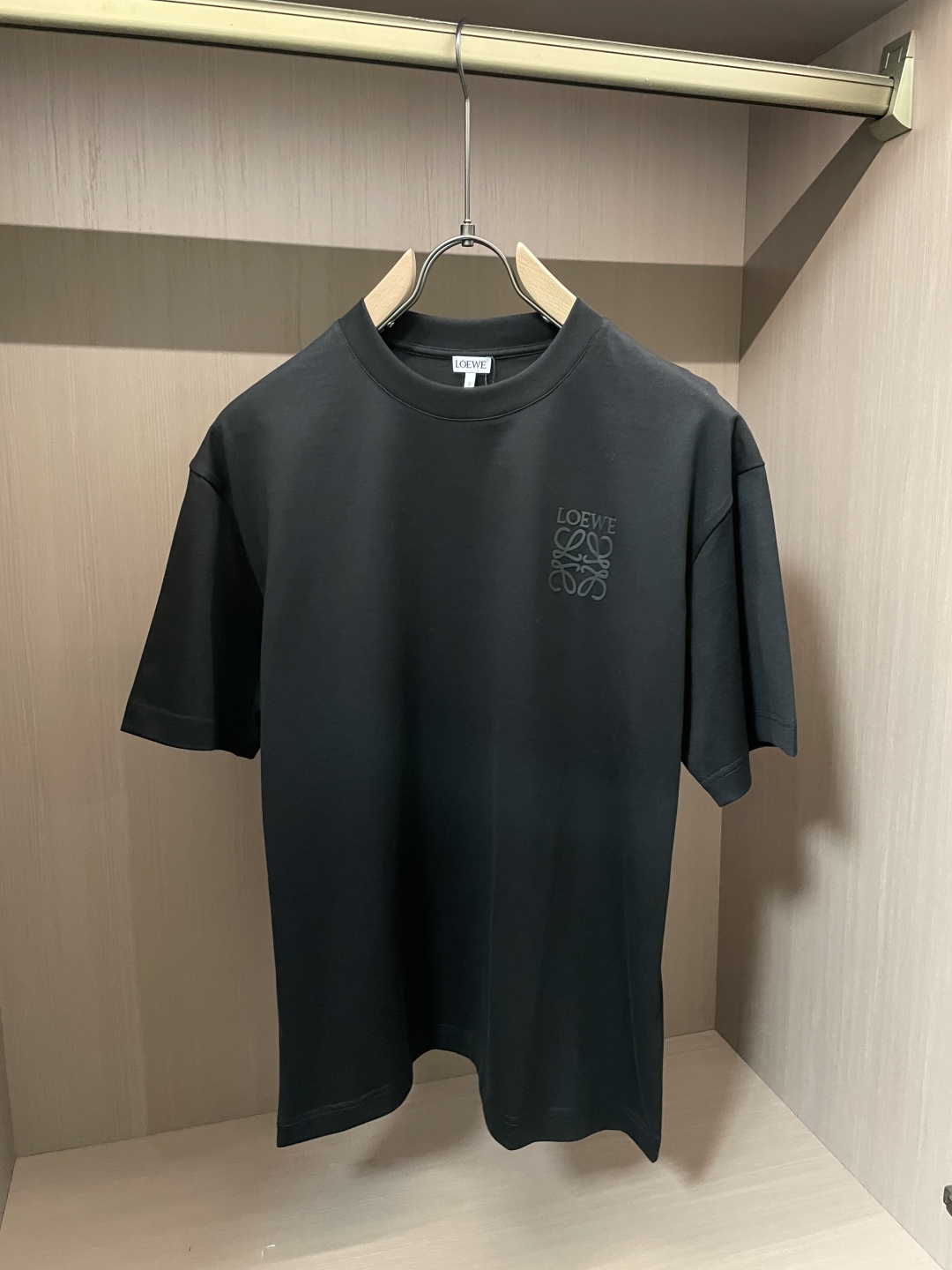 · Loewe 2026春夏新款首发专柜最新款短袖T恤 高端订制 设计前卫时尚！品牌logo重工艺设计 