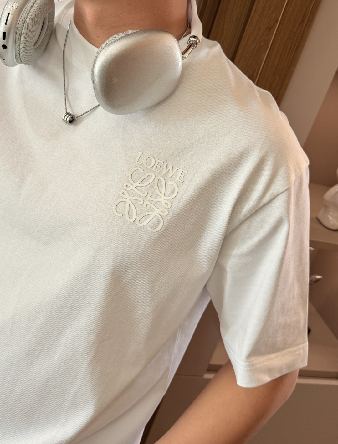 · Loewe 2026春夏新款首发专柜最新款短袖T恤 高端订制 设计前卫时尚！品牌logo重工艺设计 