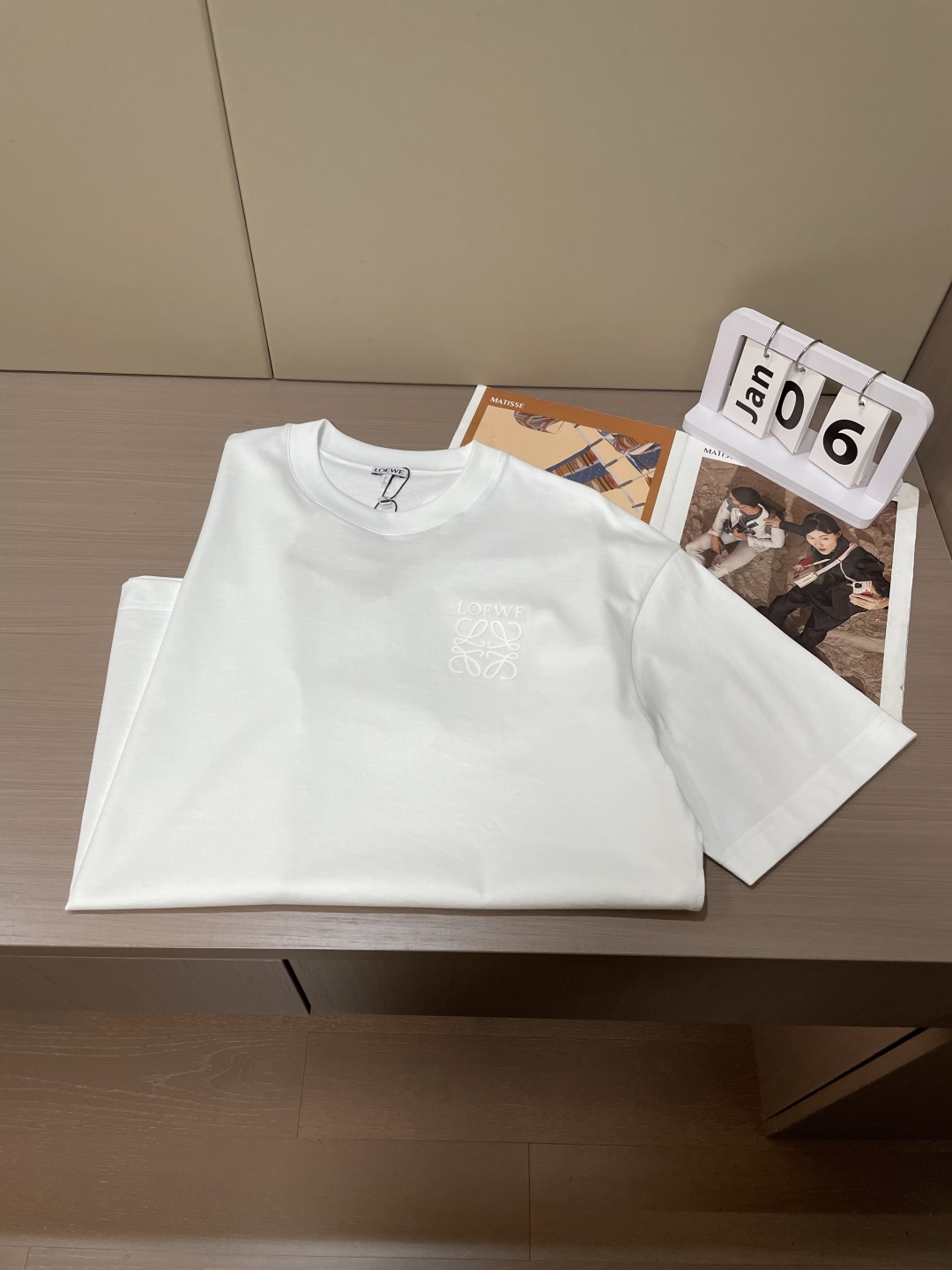 · Loewe 2026春夏新款首发专柜最新款短袖T恤 高端订制 设计前卫时尚！品牌logo重工艺设计 