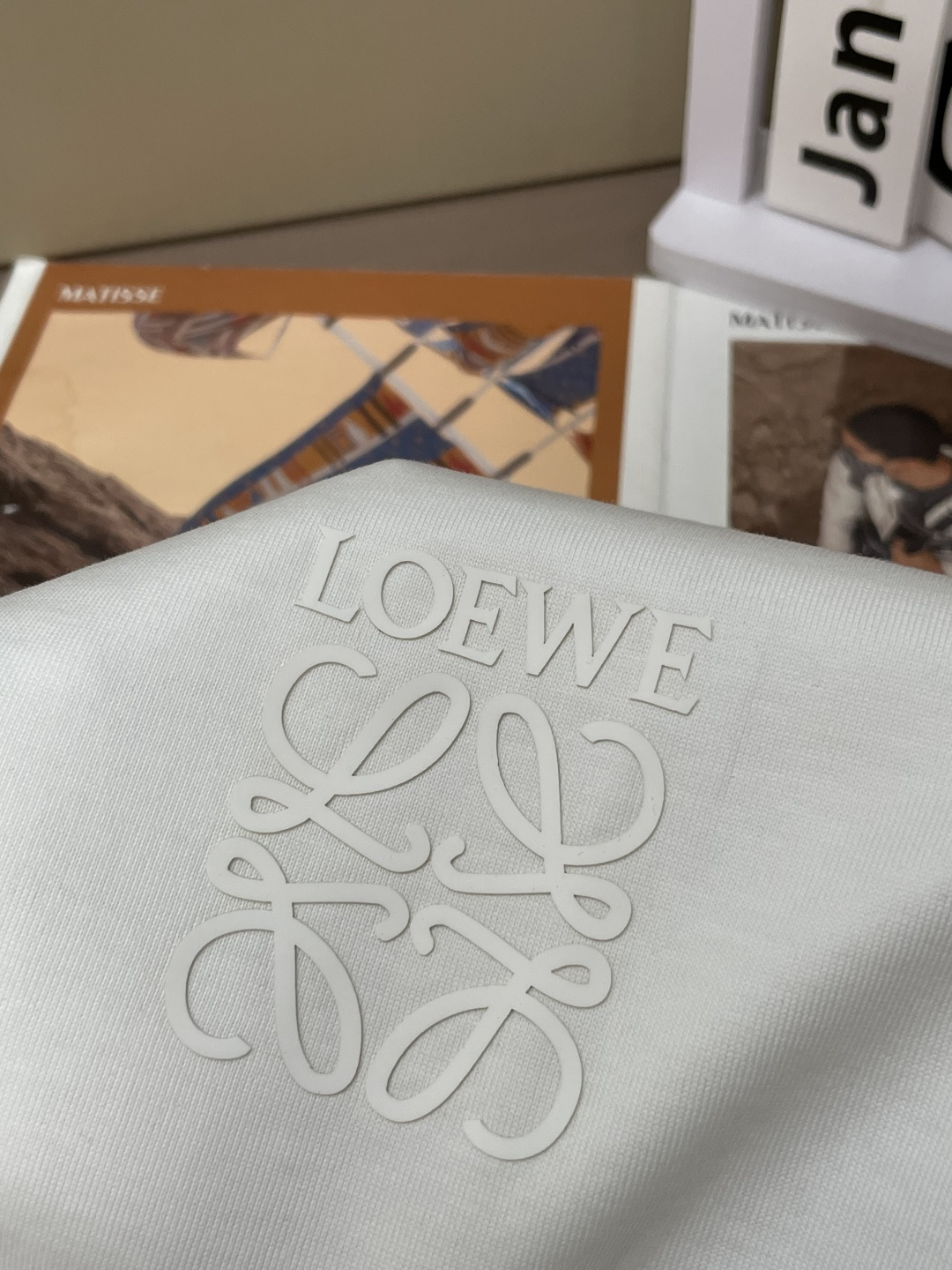 · Loewe 2026春夏新款首发专柜最新款短袖T恤 高端订制 设计前卫时尚！品牌logo重工艺设计 
