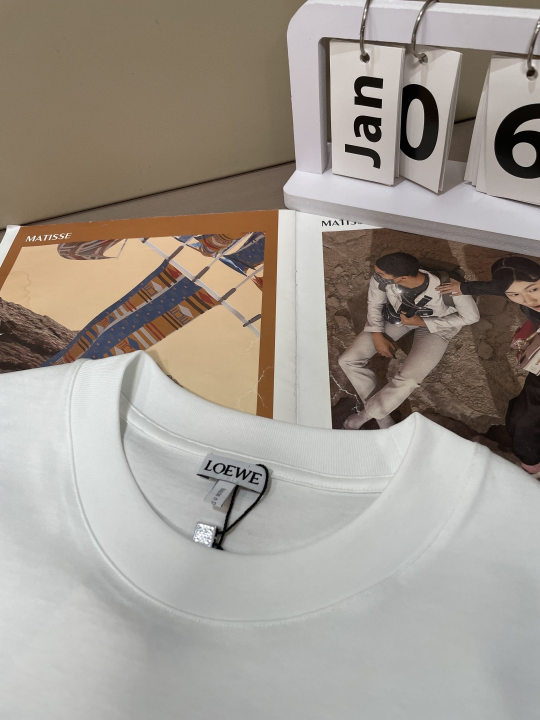 · Loewe 2026春夏新款首发专柜最新款短袖T恤 高端订制 设计前卫时尚！品牌logo重工艺设计 