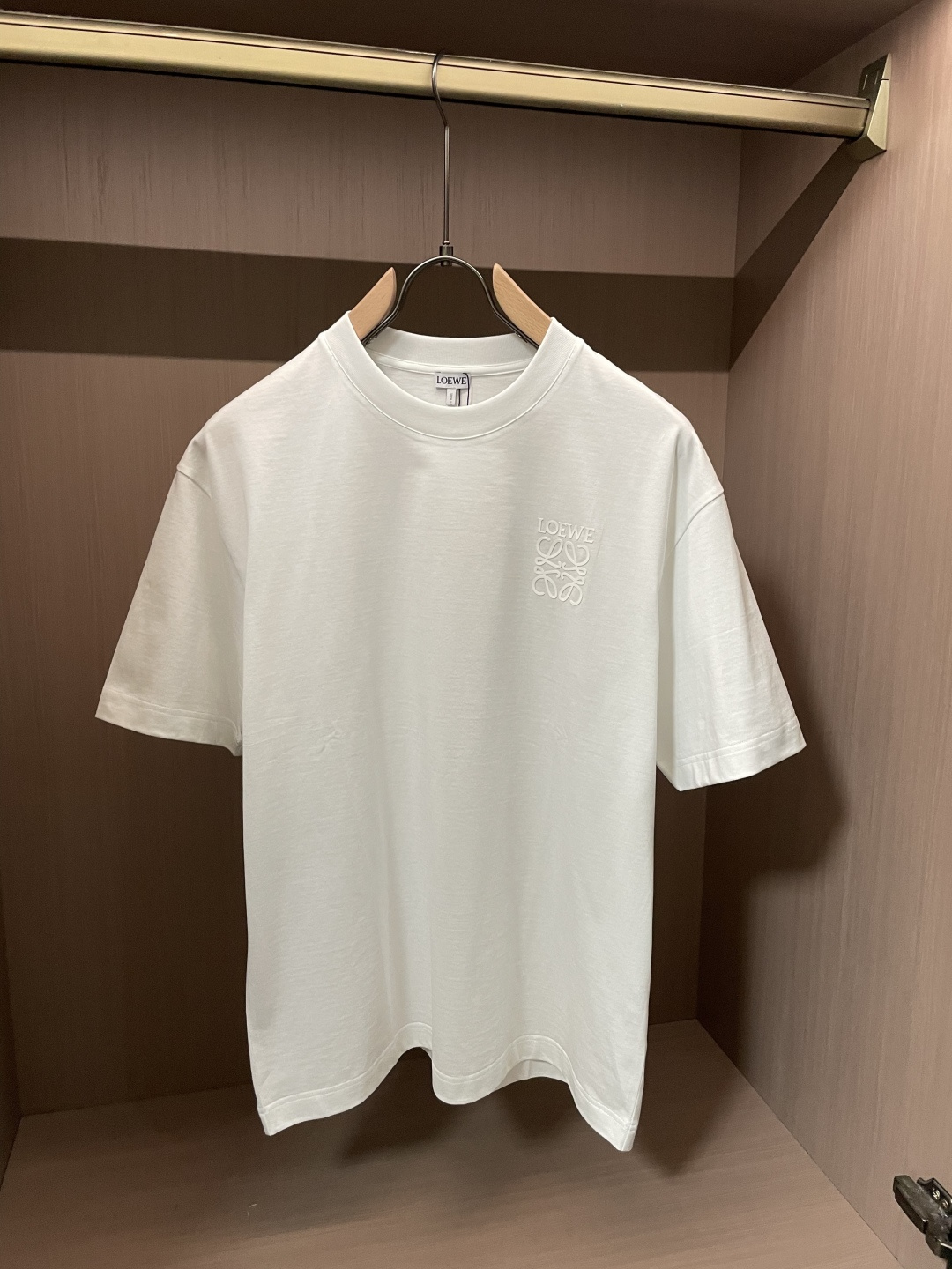 · Loewe 2026春夏新款首发专柜最新款短袖T恤 高端订制 设计前卫时尚！品牌logo重工艺设计 