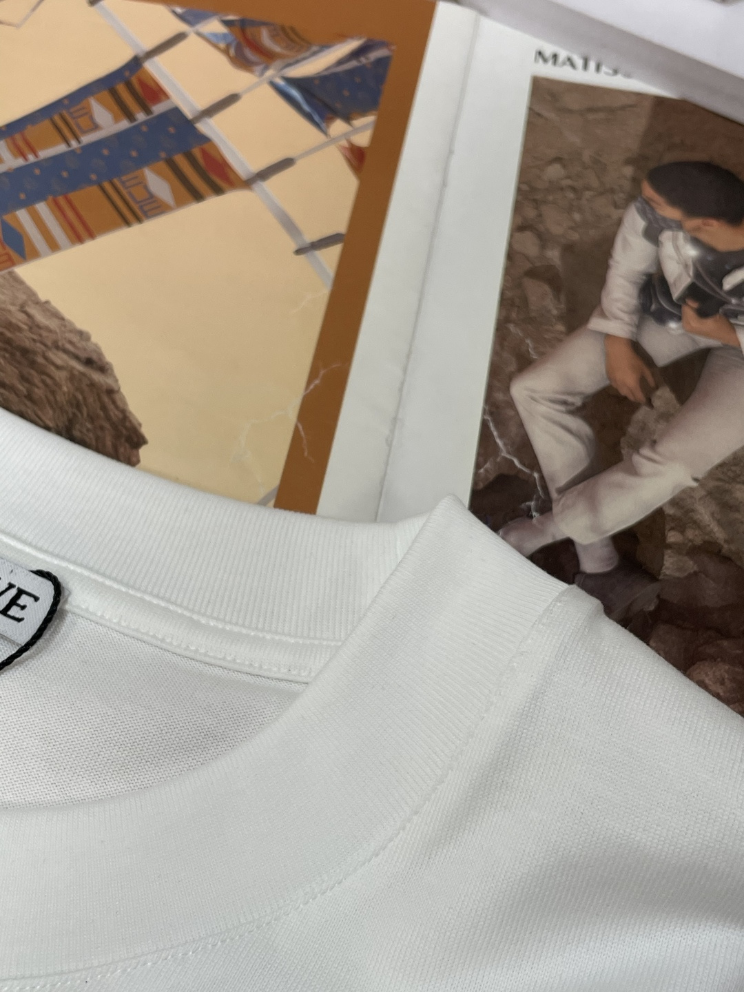 · Loewe 2026春夏新款首发专柜最新款短袖T恤 高端订制 设计前卫时尚！品牌logo重工艺设计 