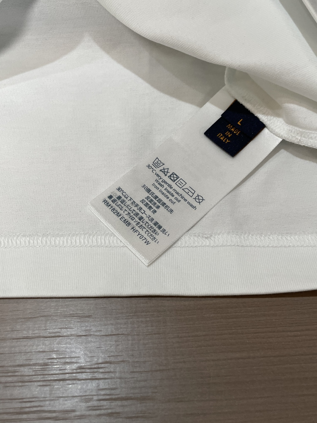 · Lv 2026春夏新款首发专柜最新款短袖T恤 高端订制 设计前卫时尚！品牌logo重工艺设计 高端定