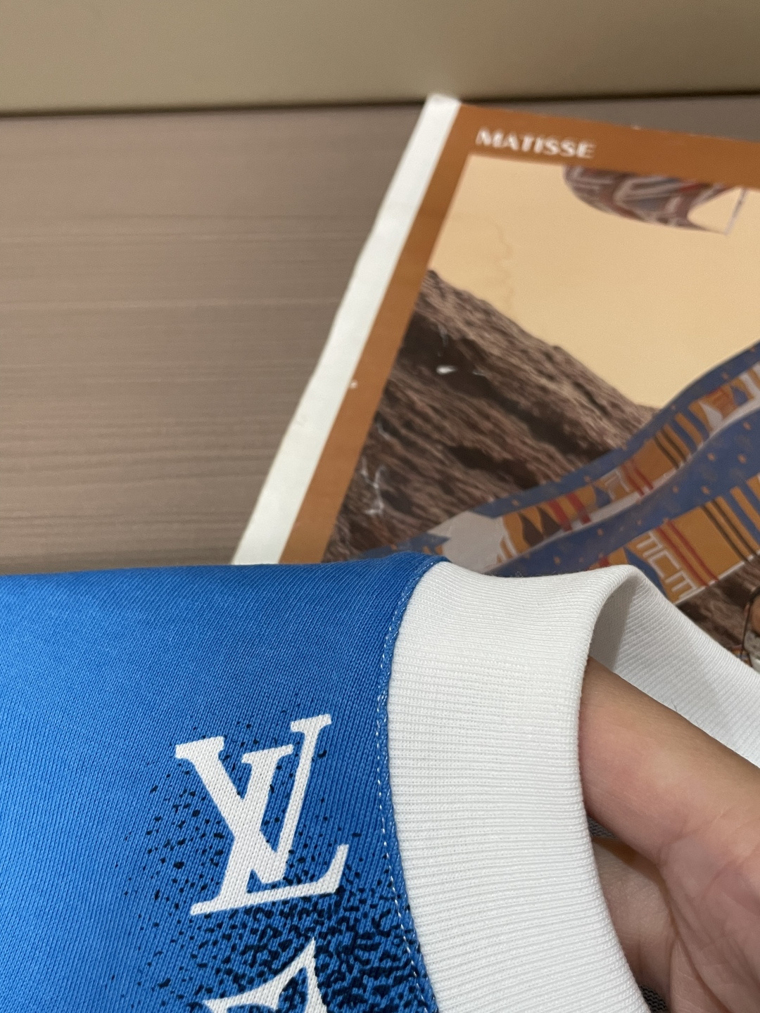 · Lv 2026春夏新款首发专柜最新款短袖T恤 高端订制 设计前卫时尚！品牌logo重工艺设计 高端定
