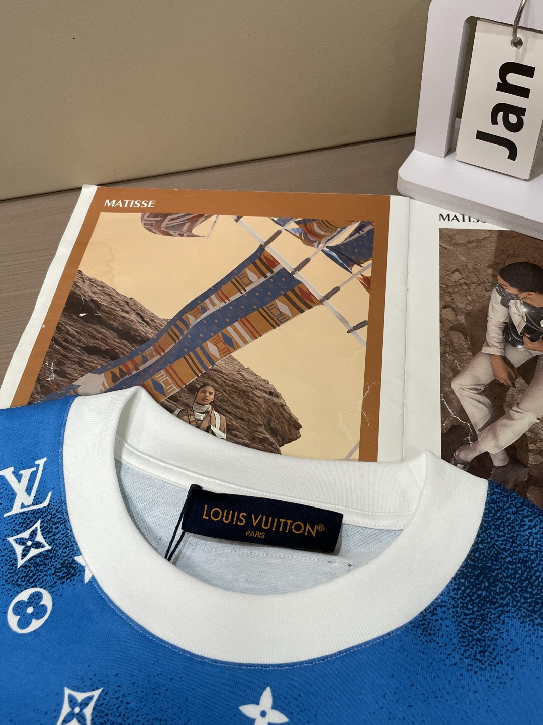 · Lv 2026春夏新款首发专柜最新款短袖T恤 高端订制 设计前卫时尚！品牌logo重工艺设计 高端定