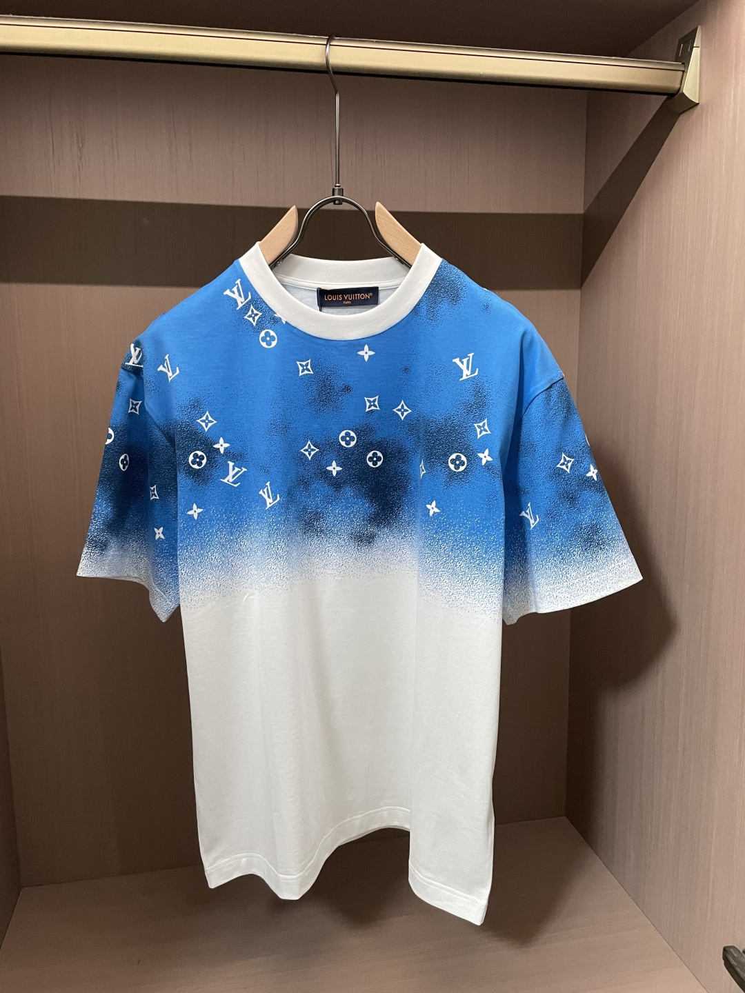 · Lv 2026春夏新款首发专柜最新款短袖T恤 高端订制 设计前卫时尚！品牌logo重工艺设计 高端定