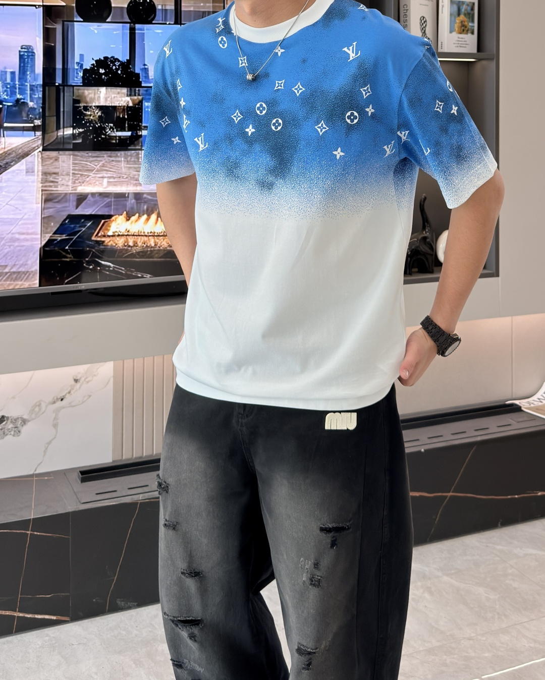 · Lv 2026春夏新款首发专柜最新款短袖T恤 高端订制 设计前卫时尚！品牌logo重工艺设计 高端定