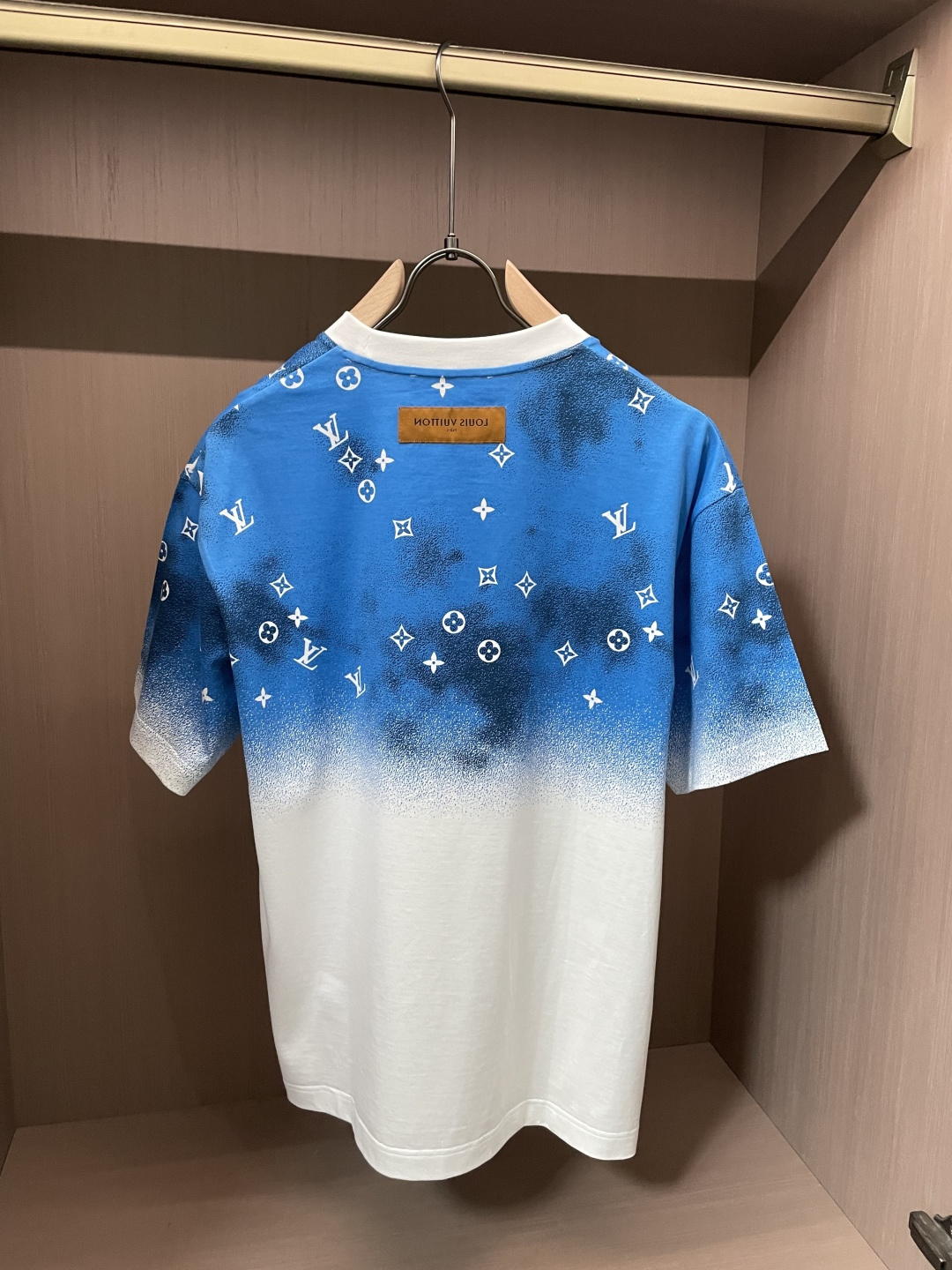 · Lv 2026春夏新款首发专柜最新款短袖T恤 高端订制 设计前卫时尚！品牌logo重工艺设计 高端定