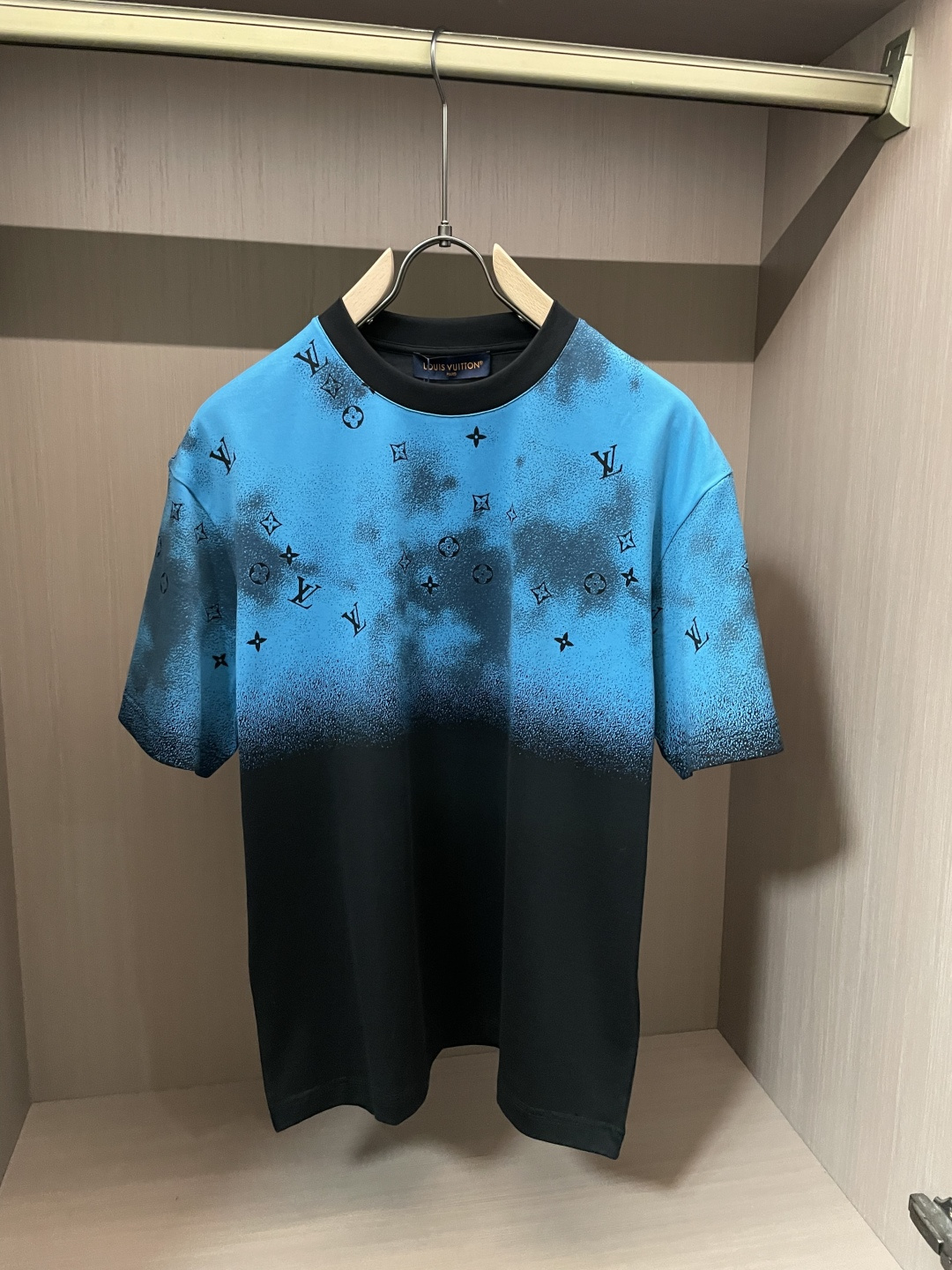 · Lv 2026春夏新款首发专柜最新款短袖T恤 高端订制 设计前卫时尚！品牌logo重工艺设计 高端定